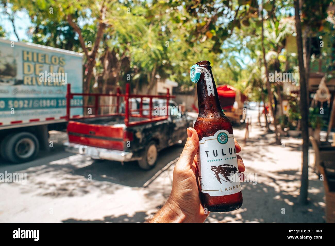 Eine Flasche erfrischendes, gekühltes Tulum-Bier auf der Straße Stockfoto