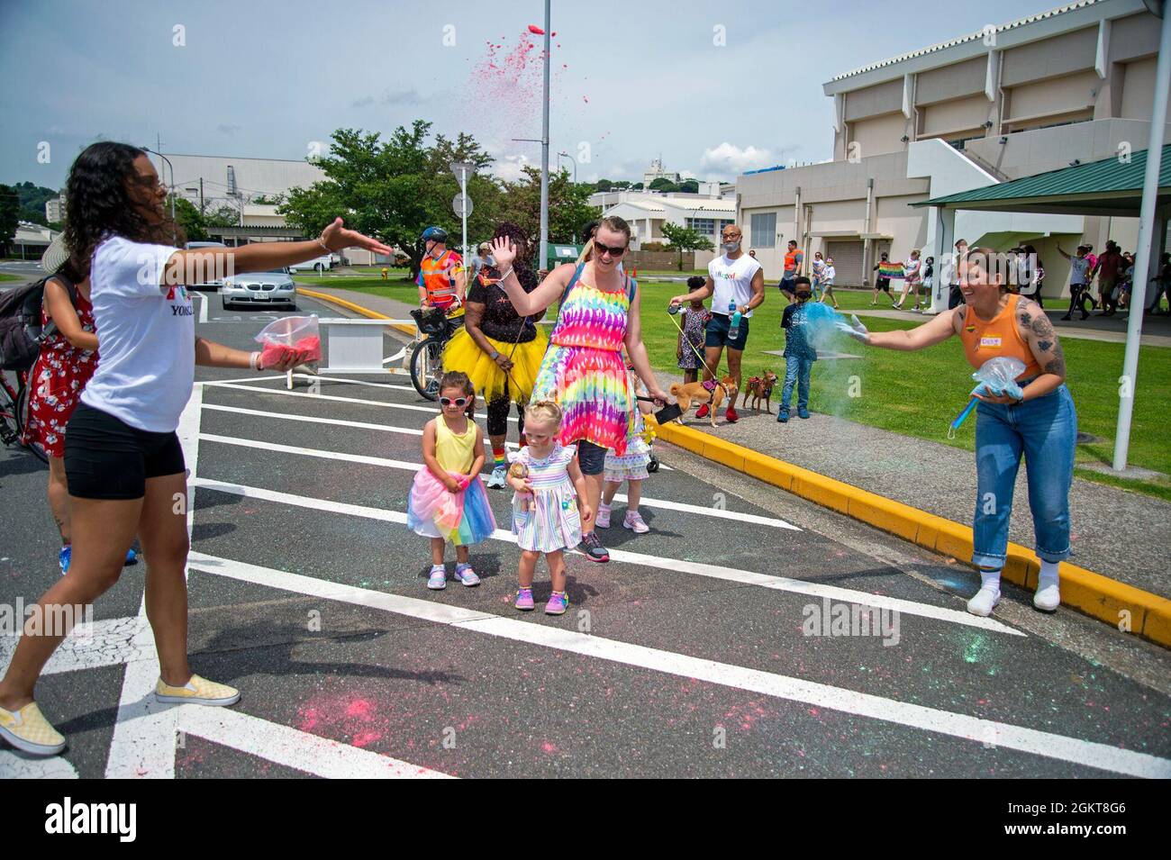 YOKOSUKA, Japan (26. Juni 2021) – Familien werden während des ersten jährlichen Pride March and Festival at Commander, Fleet Activities Yokosuka (CFAY) mit buntem Pulver übergossen, das in Anerkennung der LGBTQ-Mitglieder der Gemeinde, die in den Streitkräften dienen, stattfindet. Die Feier wurde von jungen Matrosen des US Naval Hospital Yokosuka und des multikulturellen Komitees der CFAY geleitet und beinhaltete einen bunten marsch, Unterstützungsstände, Spiele, Musik, Essen, Und Erfrischungen im Kosano Park, an Bord von CFAY. Seit mehr als 75 Jahren bietet, pflegt und betreibt CFAY Basiseinrichtungen und -Dienstleistungen in Stockfoto