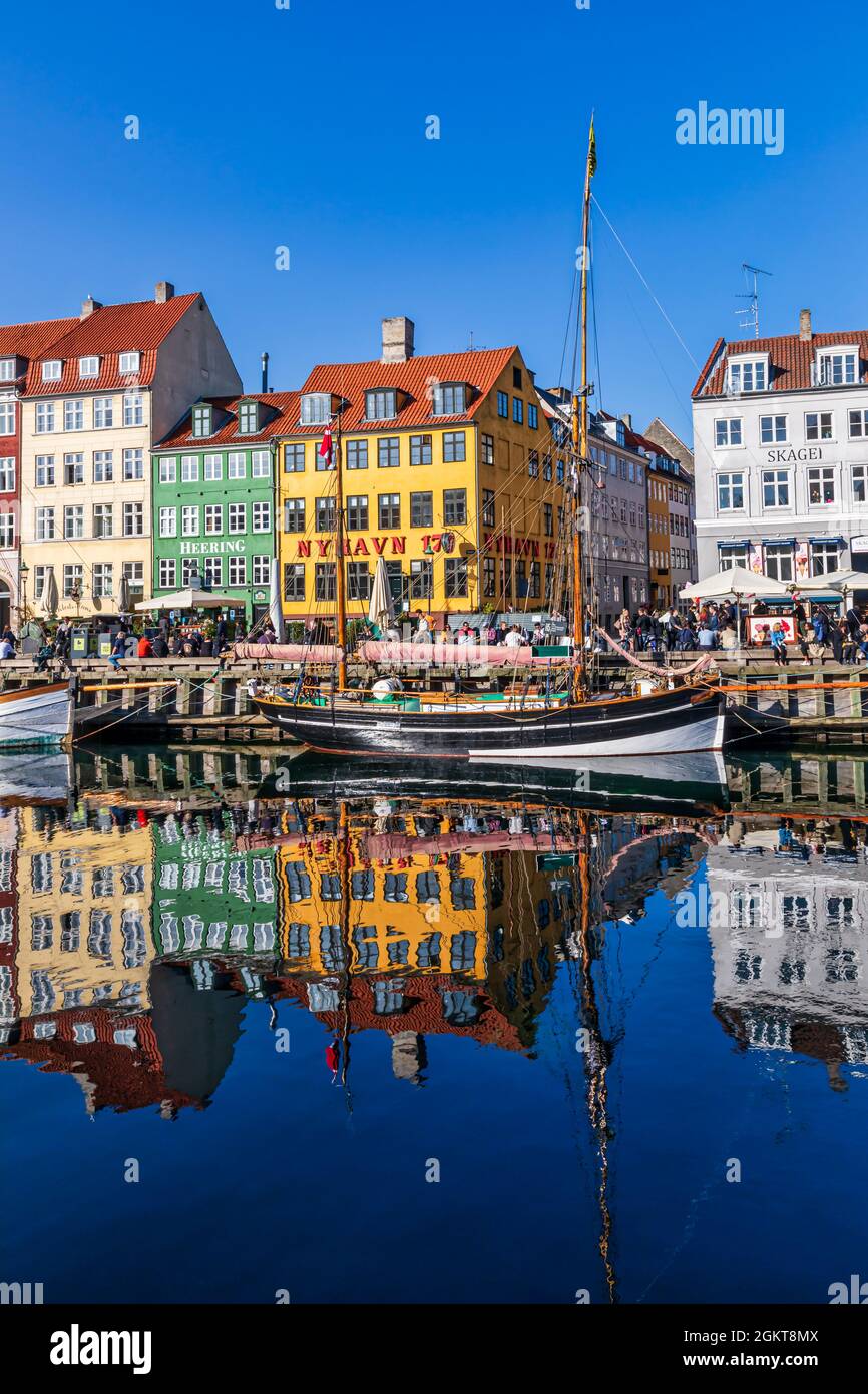 Farbige Häuser und Segelboote auf dem Nyhavn-Kanal, Kopenhagen, Dänemark Stockfoto