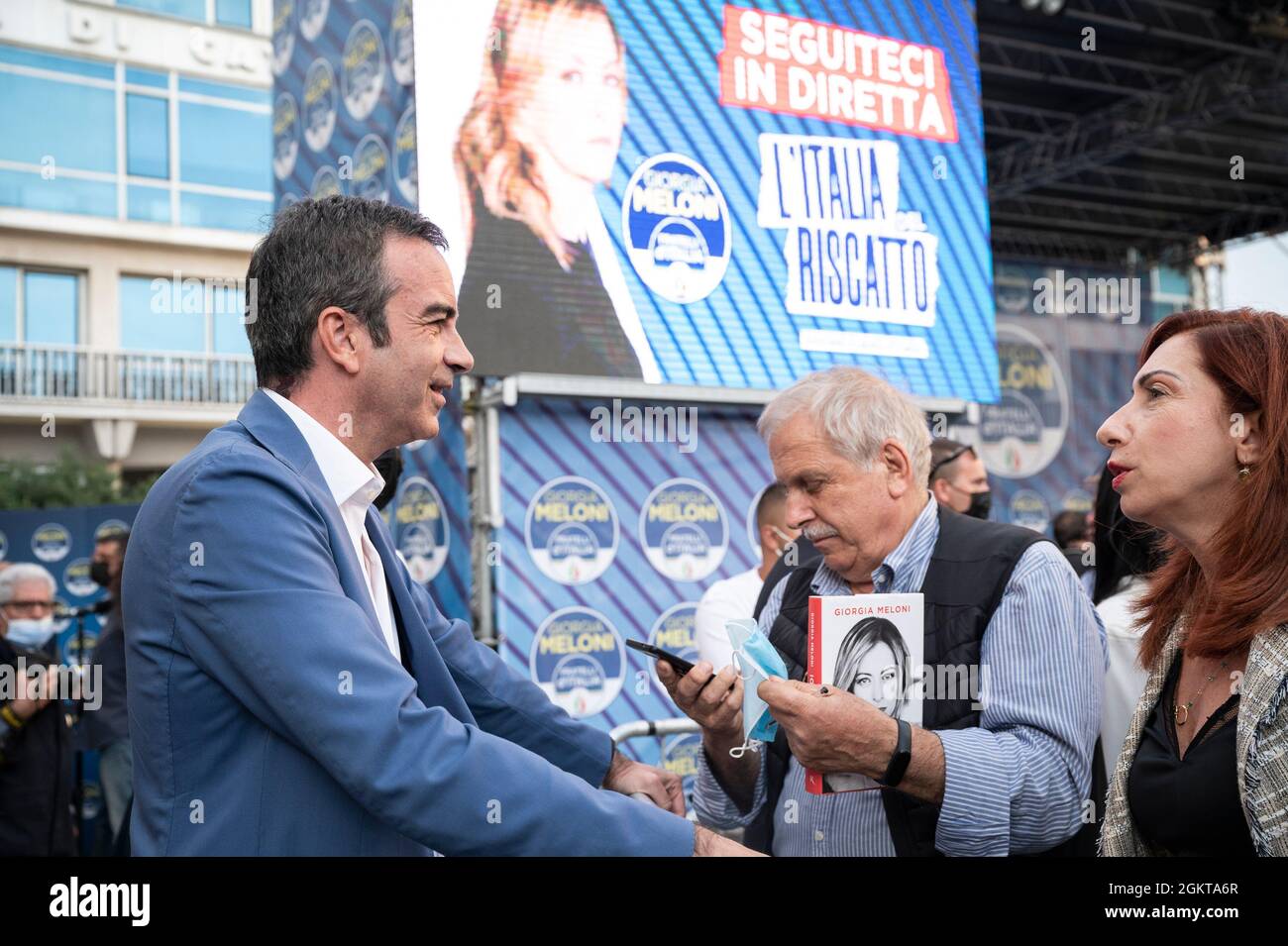 Catanzaro, Italien. September 2021. Roberto Occhiuto, (Forza Italia, FI) (L) Gruß an die Unterstützer in Catanzaro. Die Vorsitzende der Fratelli D'Italia (FDI - Brüder Italiens) Giorgia Meloni nahm an einem Parteitreffen auf der Piazza Prefettura in Catanzaro Teil, wo sie den Mitte-Rechts-Kandidaten Roberto Occhiuto (Forza Italia, FI) als Regionalgouverneur bei den bevorstehenden Regionalwahlen unterstützte. (Foto von Valeria Ferraro/SOPA Images/Sipa USA) Quelle: SIPA USA/Alamy Live News Stockfoto