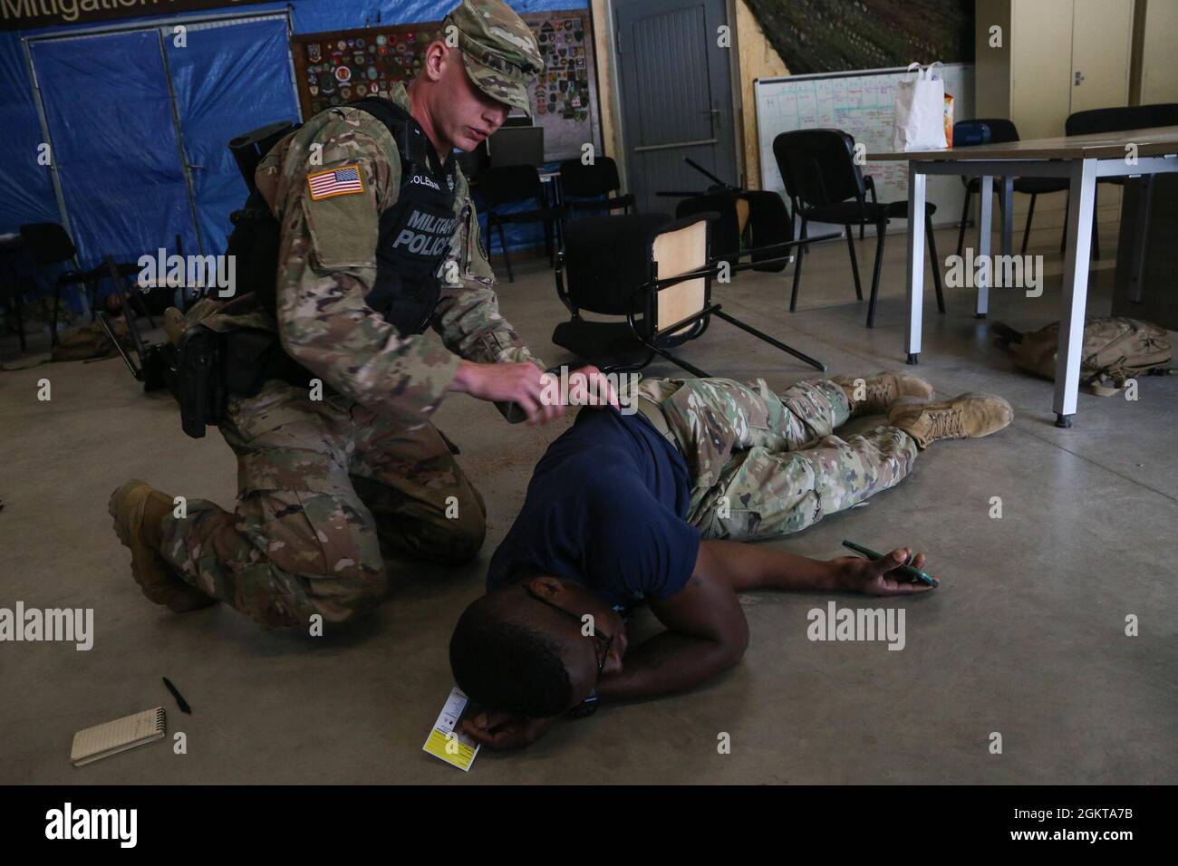 Ein US-Soldat der 29th Military Police Company leistet am 27. Juni 2021 medizinische Versorgung bei einem Opfer für aktive Schützentrainings während der KFOR 29 im Trainingsgebiet Hohenfels. Verbündete und Partner nehmen an der Schulung der KFOR 29 Teil, um die Interoperabilität zu erhöhen und die Einheit auf friedenserhaltende, Stabilitäts- und Kriseneinsätze im Kosovo zur Unterstützung ziviler Behörden vorzubereiten. Die NATO führt seit Juni 1999 die internationale Friedenstruppe im Kosovo an, um ein sicheres, stabiles und multiethnisches Kosovo zu gewährleisten. Stockfoto