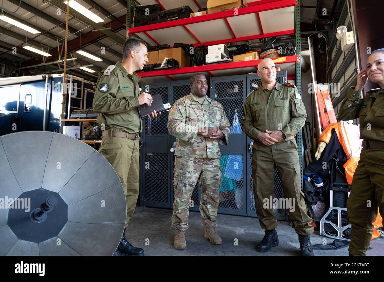 New York Army National Guard, Sgt. Erstklassig. Ty Lesane, Leiter des 24. Civil Support Team (CST) Communications Team, diskutiert die Kommunikationsmöglichkeiten des CST mit dem Generalmajor Ori Gordin, dem Kommandanten der Eigenfront der israelischen Verteidigungskräfte (IDF), während eines Besuchs des CST in Fort Hamilton, Brooklyn, NY, am 28. Juni 2021. (Foto der Armee-Nationalgarde Sgt. Jordan Sivayavirojna) Stockfoto