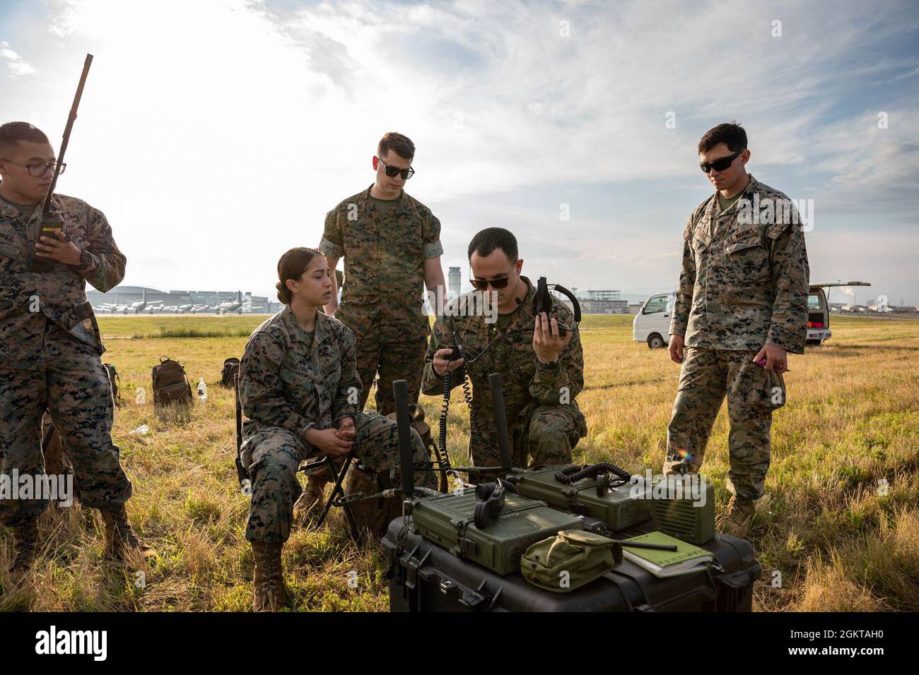 U.S. Marines with Air Traffic Control (ATC) Conduct an Assault Landing Zone (ALZ), Training on Marine Corps Air Station Iwakuni Japan, 27. Juni 2021. Das ALZ-Training wurde für Junior-Piloten der ATC Marines und der C-130 entwickelt, um Kurzfeldlandungen und das schnelle Einbringen von Kräften und logistische Unterstützung zu üben, so dass sie flexibel in strengen Umgebungen arbeiten können. Stockfoto