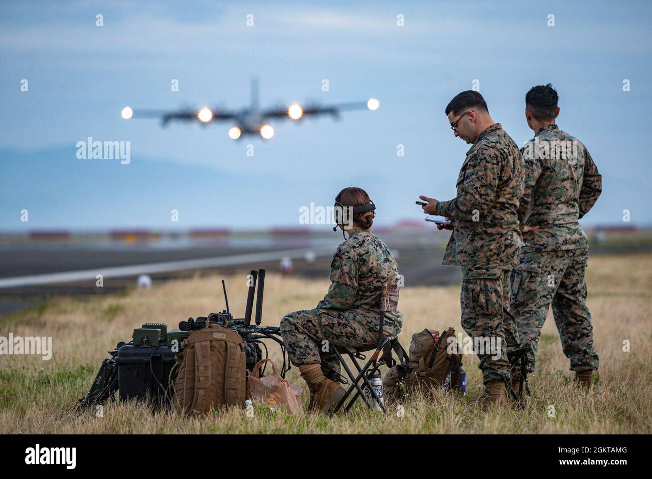 U.S. Marines with Air Traffic Control (ATC) Conduct an Assault Landing Zone (ALZ), Training on Marine Corps Air Station Iwakuni Japan, 27. Juni 2021. Das ALZ-Training wurde für Junior-Piloten der ATC Marines und der C-130 entwickelt, um Kurzfeldlandungen und das schnelle Einbringen von Kräften und logistische Unterstützung zu üben, so dass sie flexibel in strengen Umgebungen arbeiten können. Stockfoto