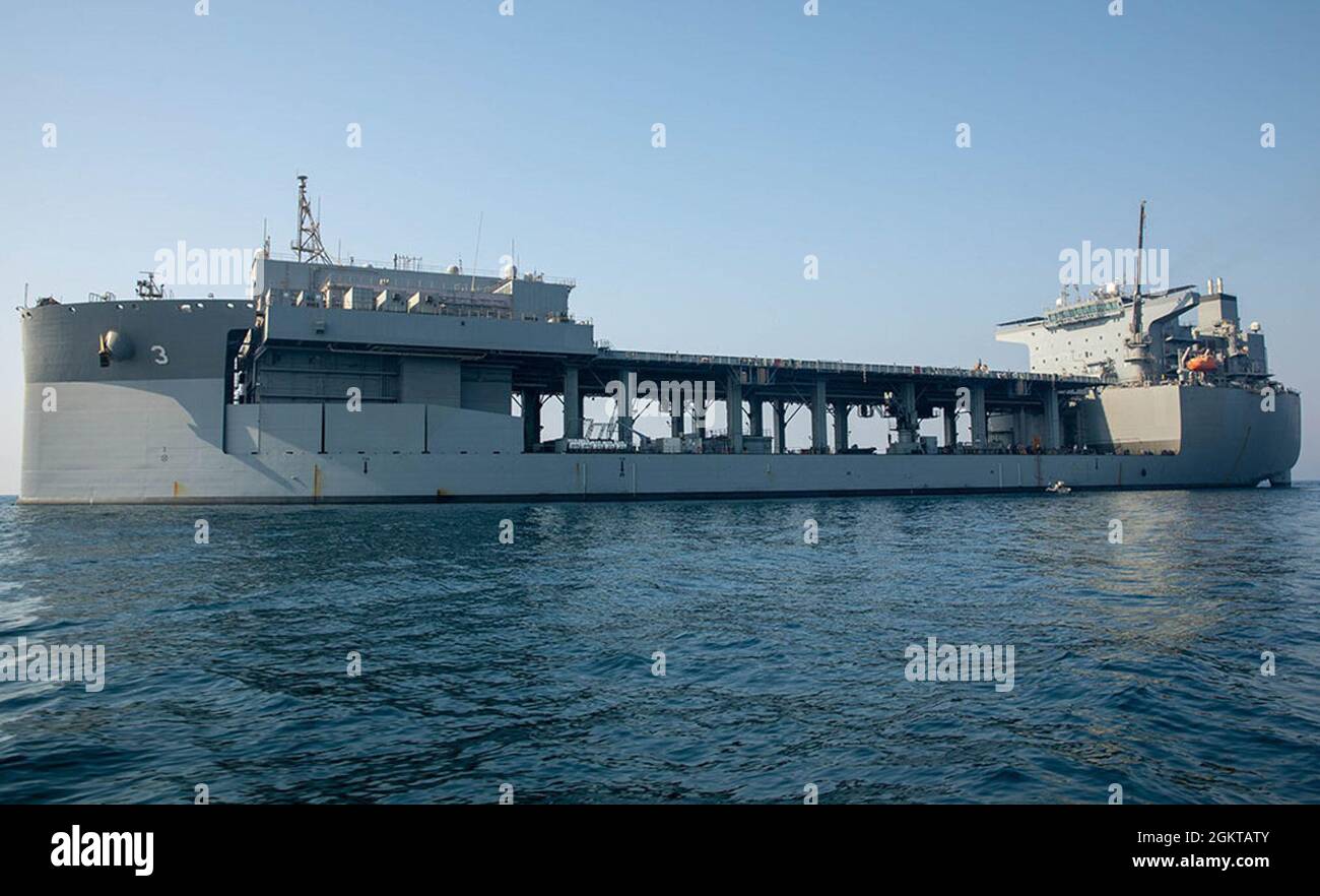 210628-A-UH336-0082 ARABISCHER GOLF (28. Juni 2021) die Expeditionary Sea Base USS Lewis B. Puller (ESB 3) durchläuft den Arabischen Golf, 28. Juni. Der Abzieher wird in den Einsatzbereich der 5. US-Flotte eingesetzt, um Marineinteraktionen zu unterstützen, um die maritime Stabilität und Sicherheit in der Zentralregion zu gewährleisten und das Mittelmeer und den Pazifik durch den westlichen Indischen Ozean und drei strategische Engpässe zu verbinden. Stockfoto