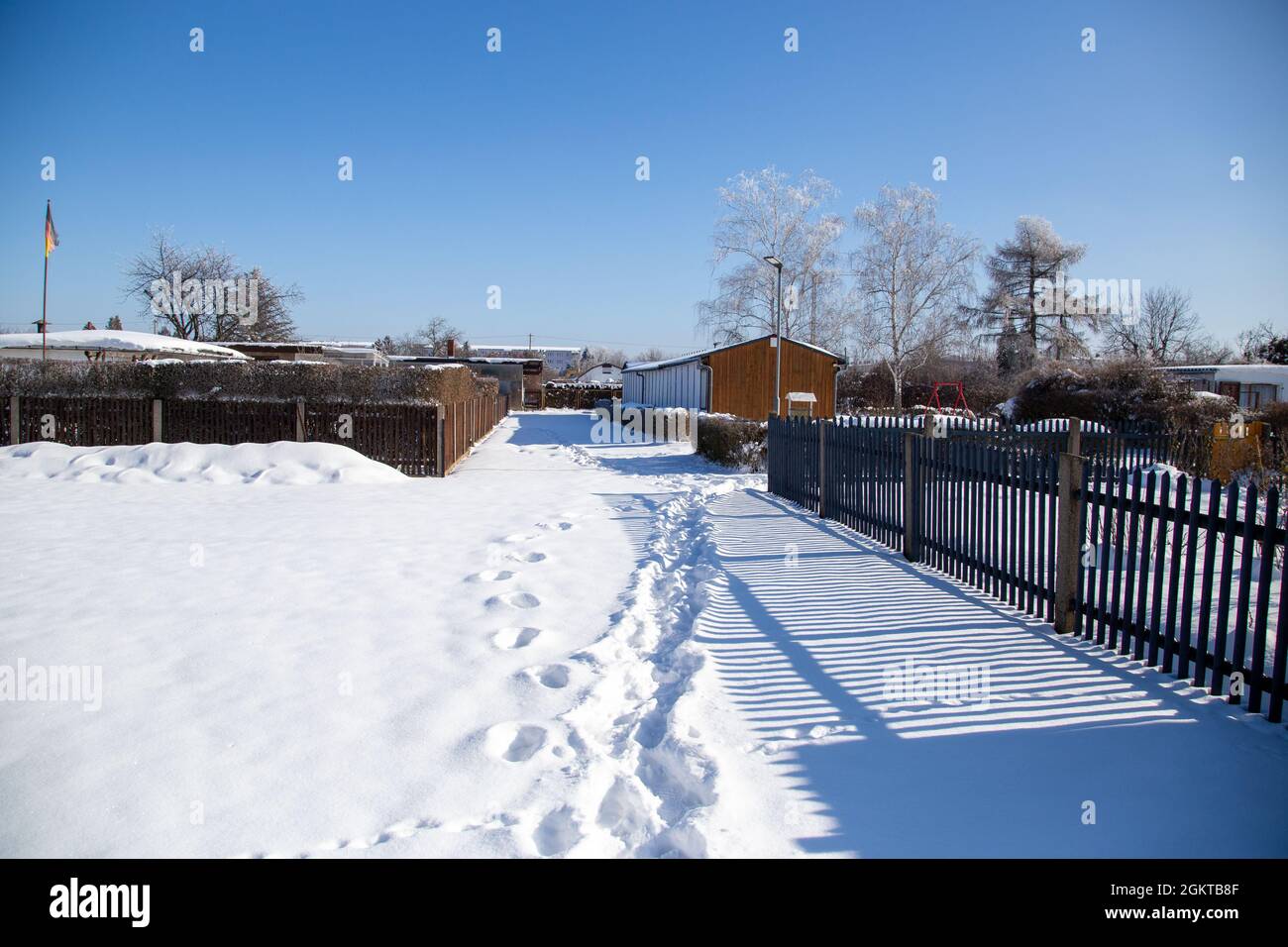 Ein verschneite Pfad in einem kleinen Gartenclub im Winter Stockfoto