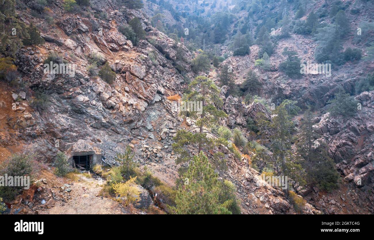 Berglandschaft mit einem Stollen von alten verlassenen Bergwerk Stockfoto