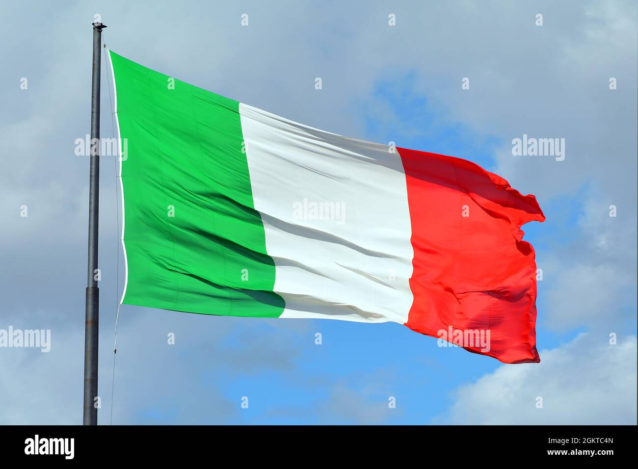 Italienische Flagge vor dem Bahnhof in Florenz - Italien. Stockfoto