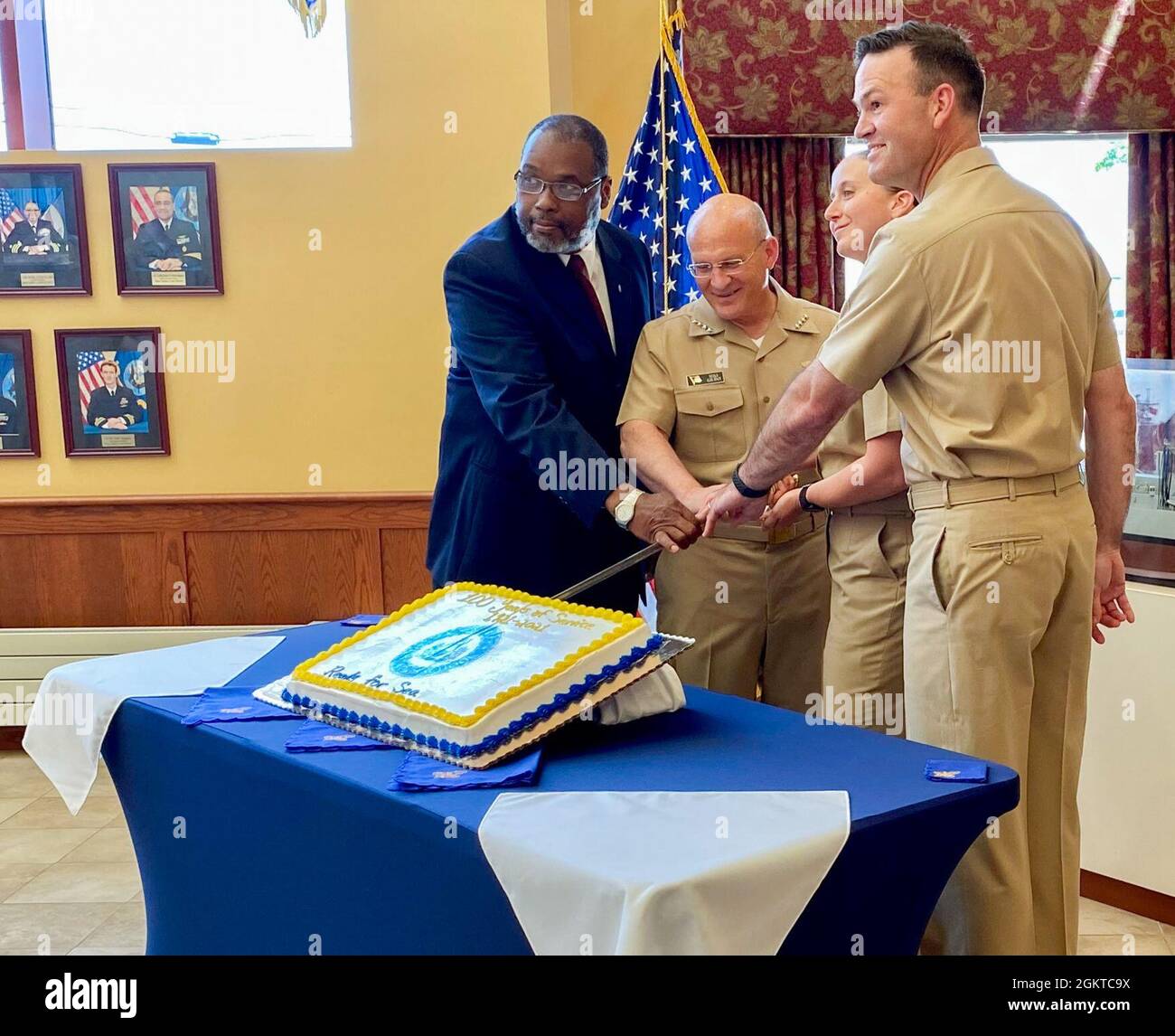 210628-N-HT307-1002 NEWPORT, R.I. (28. Juni 2021) - Chief of Naval Operations (CNO) ADM. Mike Gilday besucht Seeleute während eines Ausflugs zur Naval Station Newport, Rhode Island. Stockfoto