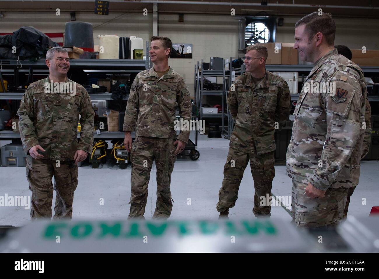 Führung des 723d Aircraft Maintenance Squadron Gespräch mit Col. Russell Cook, Mitte links, 23d Wing Commander, während einer Tauchtour auf der Moody Air Force Base, Georgia, 28. Juni 2021. Die 23d Maintenance Group ist für die Reparatur und Sicherstellung der Einsatzbereitschaft von Moody-Flugzeugen verantwortlich. Stockfoto