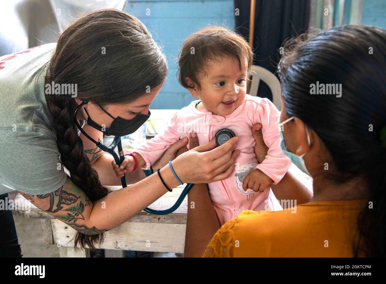 Laura Welsh, eine registrierte Krankenschwester beim Team Rubicon, untersucht ein Baby während Resolute Sentinel 21 in Melchor De Mencos, Guatemala, 28. Juni 2021. Team Rubicon unterstützt Gemeinden, indem es Veteranen mobilisiert, um ihren Dienst fortzusetzen und ihre Fähigkeiten und Erfahrungen nutzt, um Menschen bei der Vorbereitung, Reaktion und Erholung von Katastrophen und humanitären Krisen zu unterstützen. Stockfoto