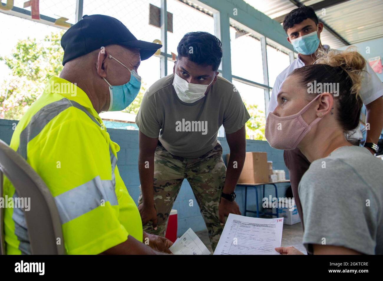 SPC der US-Armee. Omar Romo, ein Spezialist für das Gesundheitswesen beim 228. Combat Support Hospital der Joint Base San Antonio, Texas, und Kait Boone, RN, mit Team Rubicon besprechen Medikamente mit einem Patienten während Resolute Sentinel 21 in Melchor De Mencos, Guatemala, 28. Juni 2021. Team Rubicon unterstützt Gemeinden, indem es Veteranen mobilisiert, um ihren Dienst fortzusetzen und ihre Fähigkeiten und Erfahrungen nutzt, um Menschen bei der Vorbereitung, Reaktion und Erholung von Katastrophen und humanitären Krisen zu unterstützen. Stockfoto
