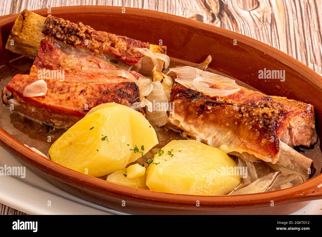 Köstlicher, im Ofen gebratener Brisket mit Kartoffeln und Zwiebeln in  Sauce, in einem Tonblech Stockfotografie - Alamy