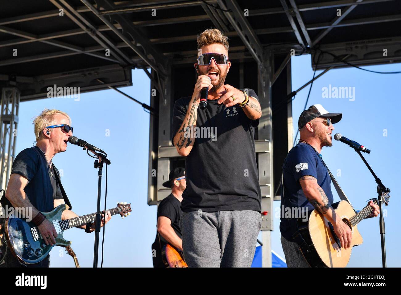 Preston Brust, Sänger des Country-Musik-Duos LoCash, tritt während eines USO-Konzerts auf der Naval Air Station Whidbey Island in Oak Harbor, Washington, am 28. Juni 2021 auf. Dies war eines der ersten Live-USO-Konzerte seit Beginn der COVID-19 und NAS Whidbey Island wurde ausgewählt, um ein kostenloses Konzert zu veranstalten. Die USO arbeitet mit renommierten Persönlichkeiten zusammen, um Konzerte, Meet-and-Greets und andere interaktive Veranstaltungen für Service-Mitglieder im in- und Ausland zu veranstalten. Stockfoto