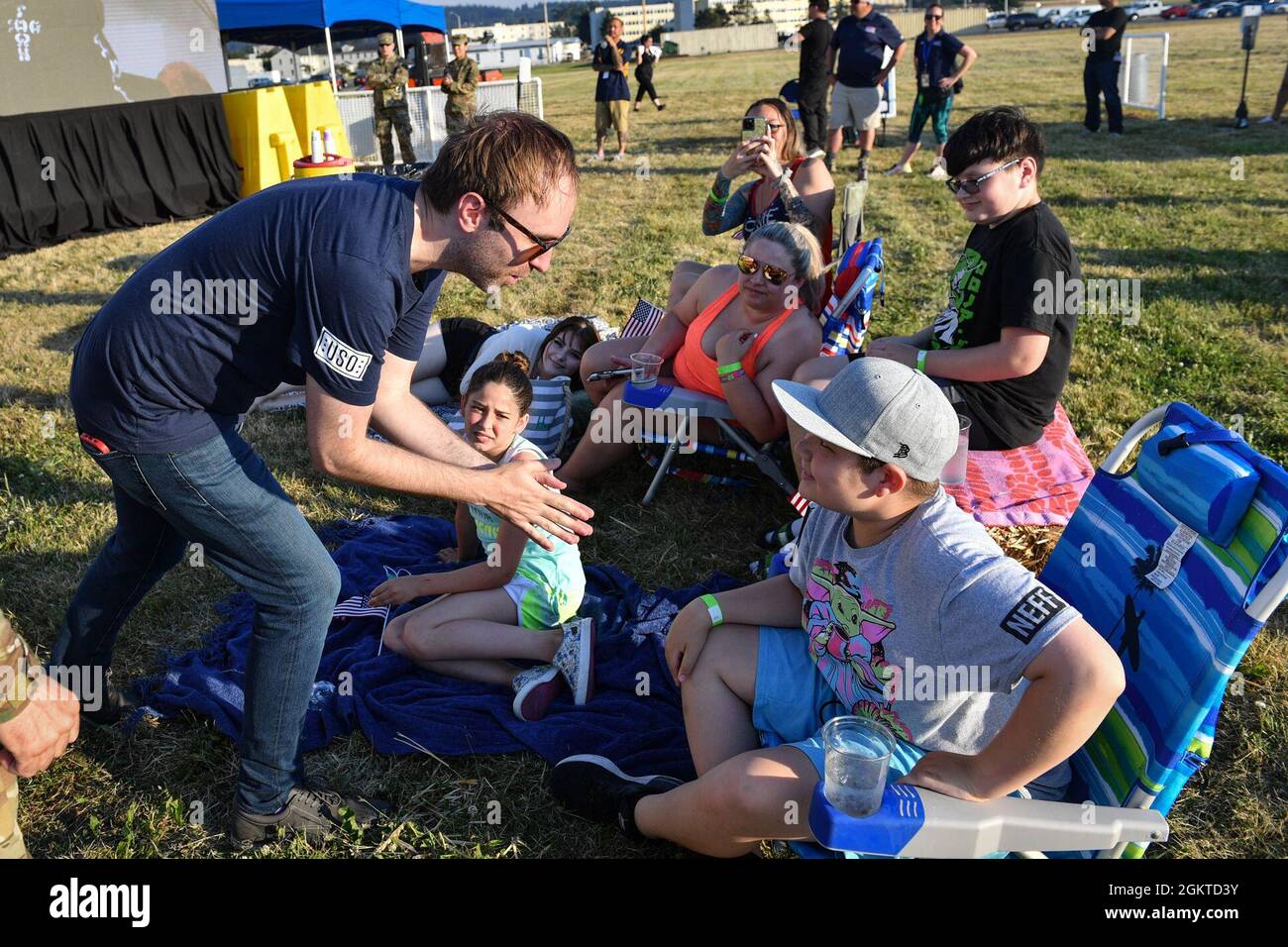 Taylor Williamson, ein Komiker, der für die USO Summer Tour auftrat, begrüßt einen Fan während eines Konzerts auf der Naval Air Station Whidbey Island in Oak Harbor, Washington, 28. Juni 2021. Dies war eines der ersten Live-USO-Konzerte seit Beginn der COVID-19 und NAS Whidbey Island wurde ausgewählt, um ein kostenloses Konzert zu veranstalten. Die USO arbeitet mit renommierten Persönlichkeiten zusammen, um Konzerte, Meet-and-Greets und andere interaktive Veranstaltungen für Service-Mitglieder im in- und Ausland zu veranstalten. Stockfoto