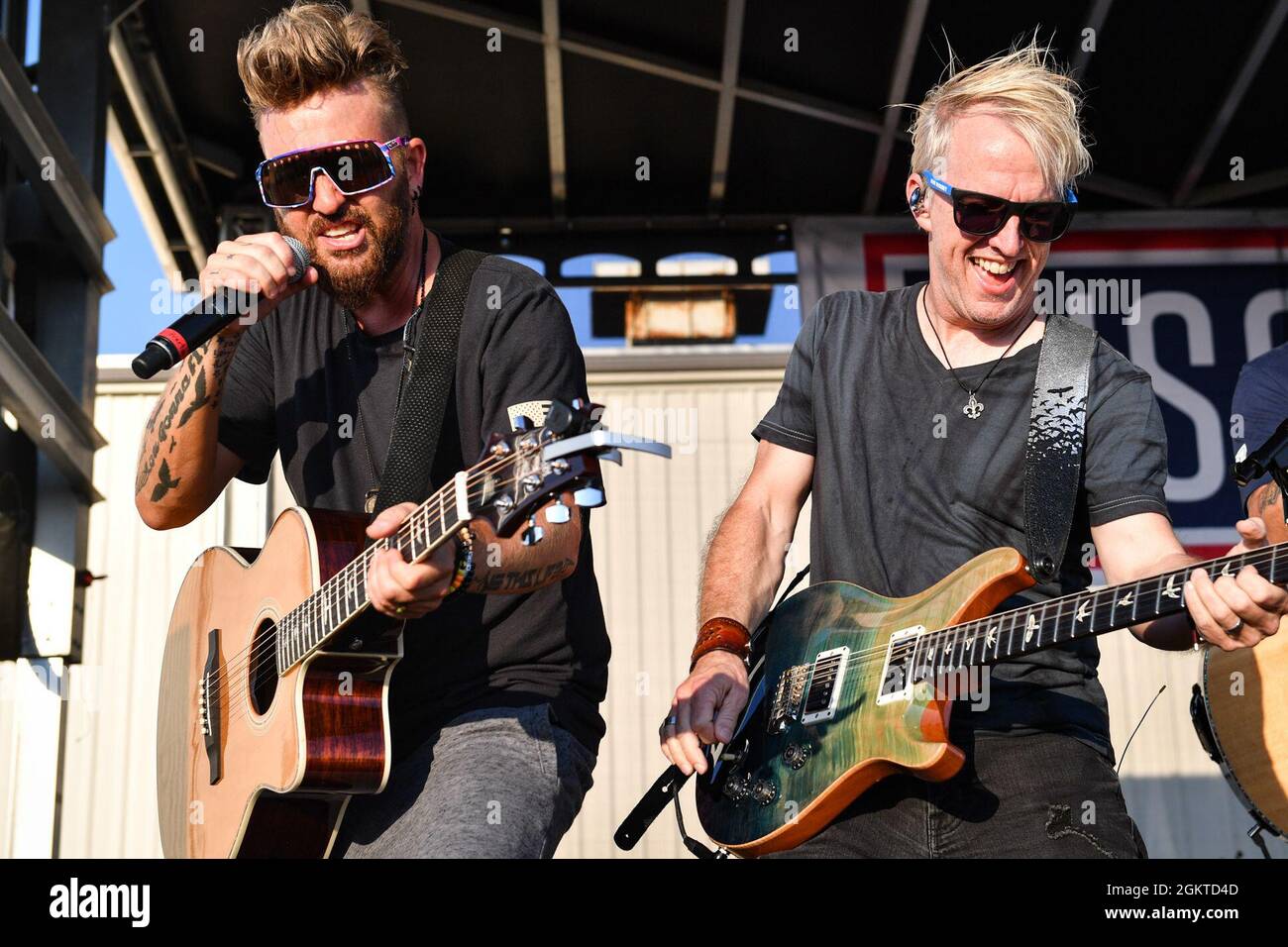 LoCash, Country-Musik-Künstler mit der USO-Tour, treten während eines USO-Konzerts auf der Naval Air Station Whidbey Island in Oak Harbor, Washington, am 28. Juni 2021 auf. Dies war eines der ersten Live-USO-Konzerte seit Beginn der COVID-19 und NAS Whidbey Island wurde ausgewählt, um ein kostenloses Konzert zu veranstalten. Die USO arbeitet mit renommierten Persönlichkeiten zusammen, um Konzerte, Meet-and-Greets und andere interaktive Veranstaltungen für Service-Mitglieder im in- und Ausland zu veranstalten. Stockfoto