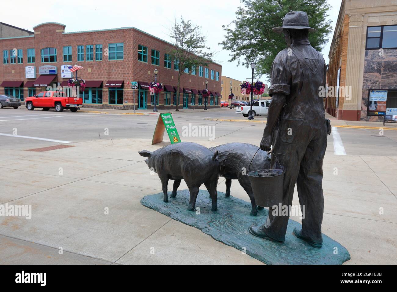 Bauern- und Schweinestatue des Spam Museums mit der Innenstadt von Austin im Hintergrund.Minnesota.USA Stockfoto