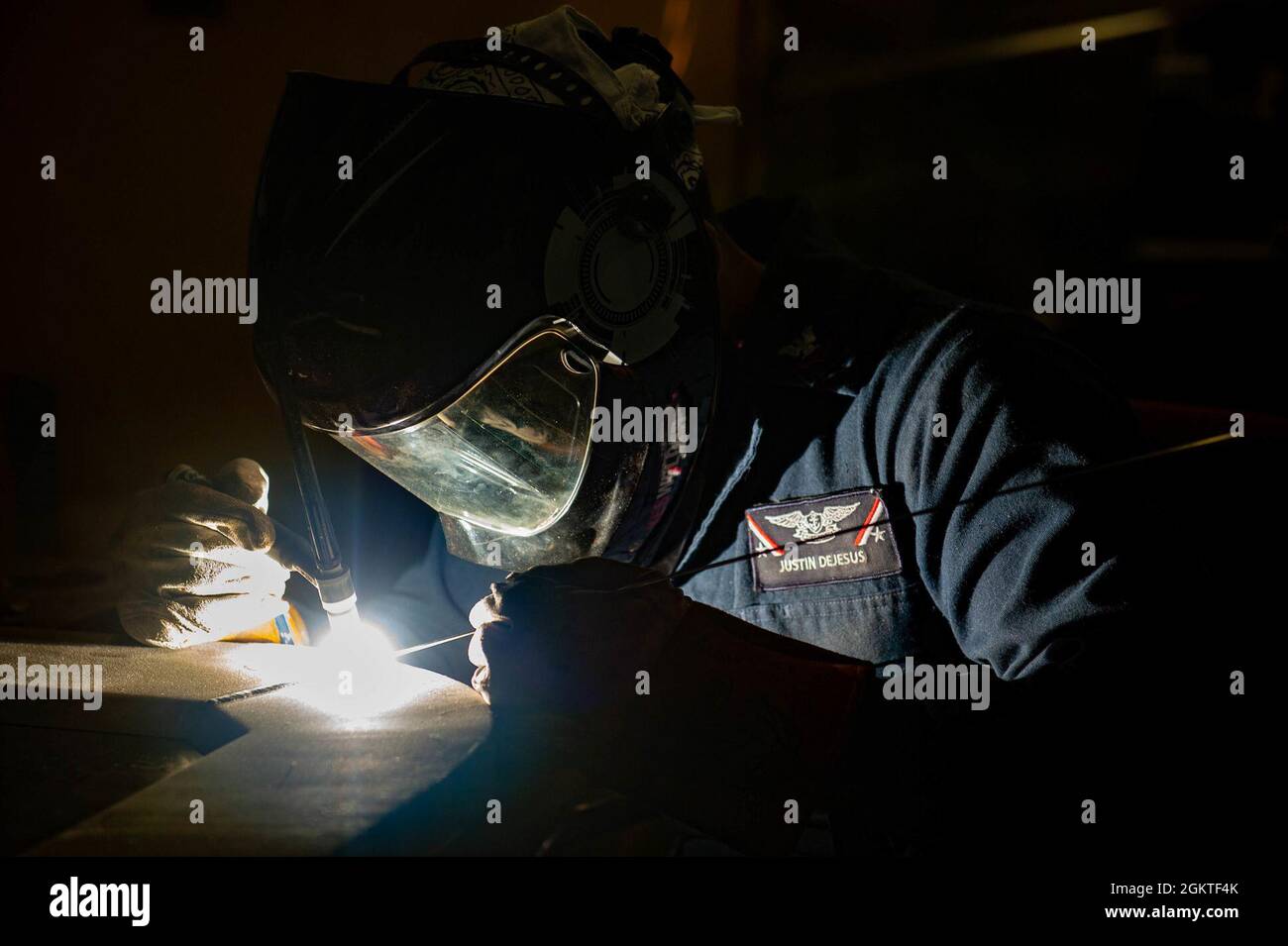 Justin Dejesus aus Oakland, Kalifornien, der Flugzeugträger USS John C. Stennis (CVN 74), repariert eine wasserdichte Tür in der Light Industrial Facility (LIFAC) in Hampton, Virginia, 29. Juni 2021. John C. Stennis arbeitet in der Newport News Shipyard zusammen mit NNS, NAVSEA und Auftragnehmern, die komplexe Überholungen betanken, als Teil der Mission, das Kriegsschiff rechtzeitig und im Rahmen des Budgets wieder in den Kampf zu bringen, um seine Pflicht zur Verteidigung der Vereinigten Staaten wiederaufzunehmen. Stockfoto