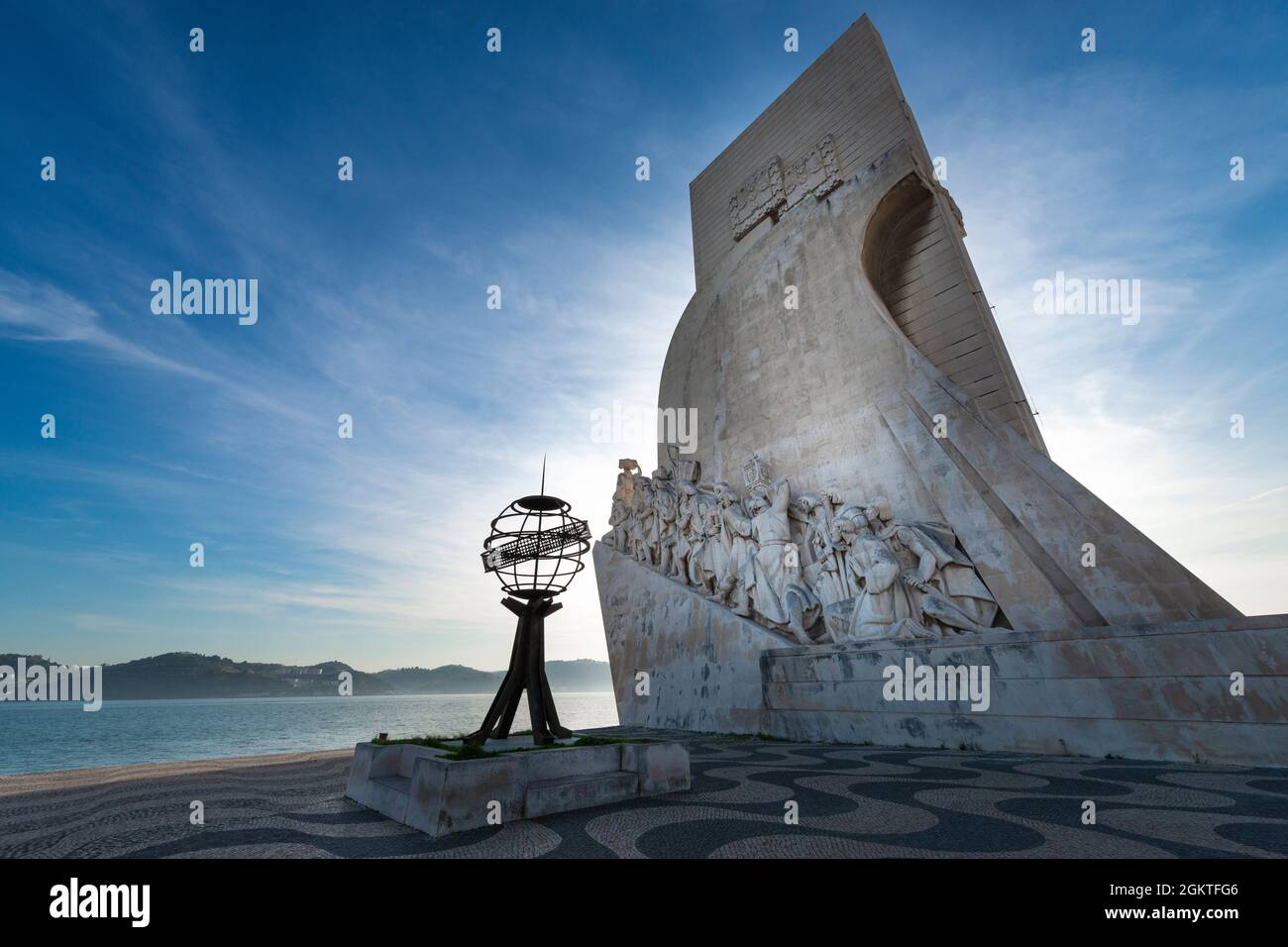 Blick auf das Funde-Denkmal (Padrao dos Descobrimentos) am Fluss Tejo in der Stadt Lissabon, Portugal Stockfoto