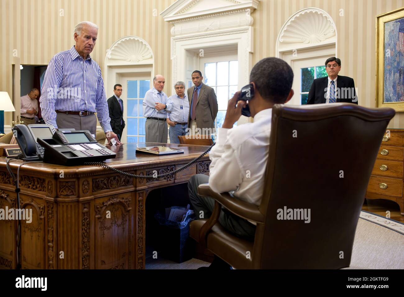 31. Juli 2011 „der Vizepräsident und andere Mitarbeiter beobachten und hören zu, wie der Präsident im Oval Office mit dem Mehrheitsführer des Senats, Harry Reid, während der Gespräche über Schuldengrenze und Defizit telefoniert.“ (Offizielles Foto des Weißen Hauses von Pete Souza) Dieses offizielle Foto des Weißen Hauses wird nur zur Veröffentlichung durch Nachrichtenorganisationen und/oder zum persönlichen Druck durch die Betreffzeile(en) des Fotos zur Verfügung gestellt. Das Foto darf in keiner Weise manipuliert werden und darf nicht in kommerziellen oder politischen Materialien, Werbung, E-Mails, Produkten oder Werbeaktionen verwendet werden, die in irgendeiner Weise sugge Stockfoto