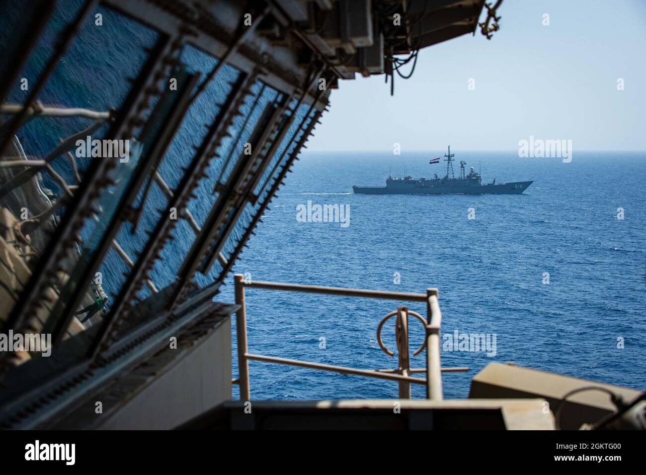 210629-N-MD713-1100 ROTES MEER (29. Juni 2021) - die Flugkörper-Fregatte ENS Taba (FFG 916) der ägyptischen Marine und der Flugzeugträger USS Dwight D. Eisenhower (CVN 69) führen am 29. Juni eine Übung im Roten Meer durch. Die Eisenhower Carrier Strike Group wird im Einsatzgebiet der 5. US-Flotte eingesetzt, um Marineinteroperationen zu unterstützen, um die maritime Stabilität und Sicherheit in der Zentralregion zu gewährleisten und das Mittelmeer und den Pazifik durch den westlichen Indischen Ozean und drei strategische Engpässe zu verbinden. Stockfoto