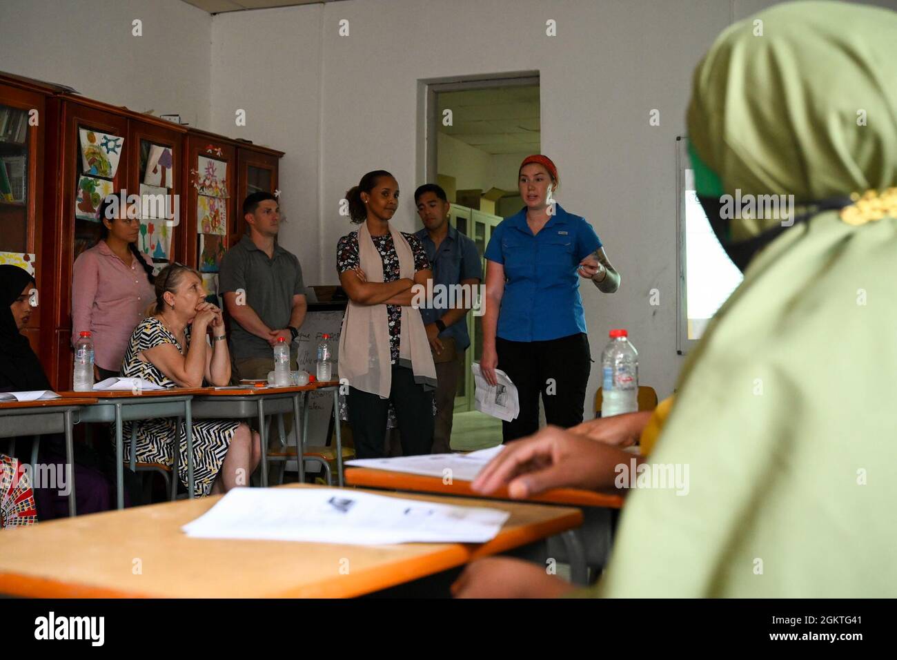 Choukri Hassan, links, Übersetzer mit missionskritierischem Personal, und US Army Cpt. Jessica Campion, rechts, eine Krankenschwester im öffentlichen Gesundheitswesen mit dem funktionalen Spezialistenteam Civil Affairs East Africa (CA-EA), unterstützt die kombinierte Joint Task Force-Horn von Afrika und leitet eine erste-Hilfe-Klasse bei Solidarte Feminine am 29. Juni 2021 in Dschibuti City, Dschibuti. Das CA-EA Functional Specialty Team hat im Rahmen des Women, Peace and Security Programms mit der lokalen Organisation zusammengearbeitet, das sich auf sinnvolle Partnerschaften und die Stärkung von Frauen weltweit konzentriert. Stockfoto