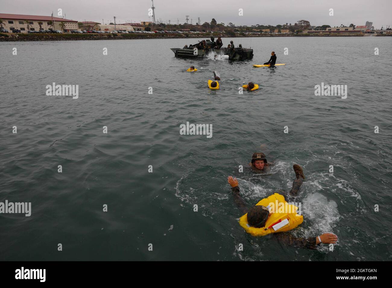 US-Marineinfanteristen mit Co. A, 1. Bataillon, 5. Marine-Regiment, 1. Marine Division (1. MARDIV) und Co. B, 3d Assault Amphibian Bataillon, 1. MARDIV, führen grobe Wasserübungen während der Amphibienfahrzeug-Ausbildung AAV-P7/A1 im Marine Corps Base Camp Pendleton, Kalifornien, 29. Juni 2021 durch. Die Schulung wurde durchgeführt, um sicherzustellen, dass die Marineinfanteristen mit den Sicherheitsverfahren für den Wasserbetrieb vertraut sind. Stockfoto