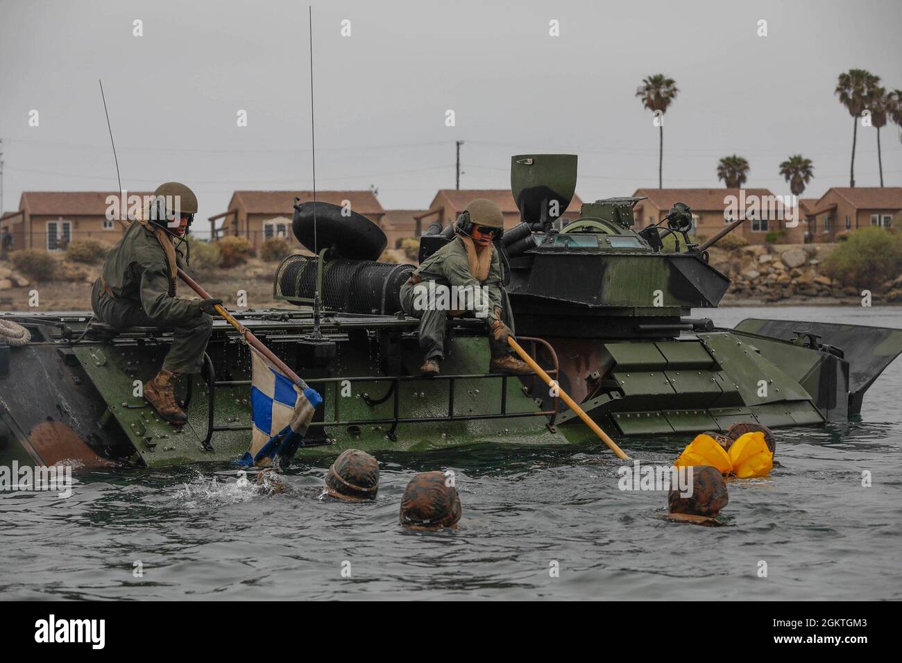 U.S. Marineinfanteristen mit Co. A, 1. Bataillon, 5. Marine Regiment, 1. Marine Division (1. MARDIV) und Co. B, 3d Assault Amphibian Bataillon, 1. MARDIV, führen grobe Wasserübungen während der Amphibienfahrzeug-Ausbildung AAV-P7/A1 im Marine Corps Base Camp Pendleton, Kalifornien, 29. Juni 2021 durch. Die Schulung wurde durchgeführt, um sicherzustellen, dass die Marineinfanteristen mit den Sicherheitsverfahren für Wasser vertraut sind Stockfoto