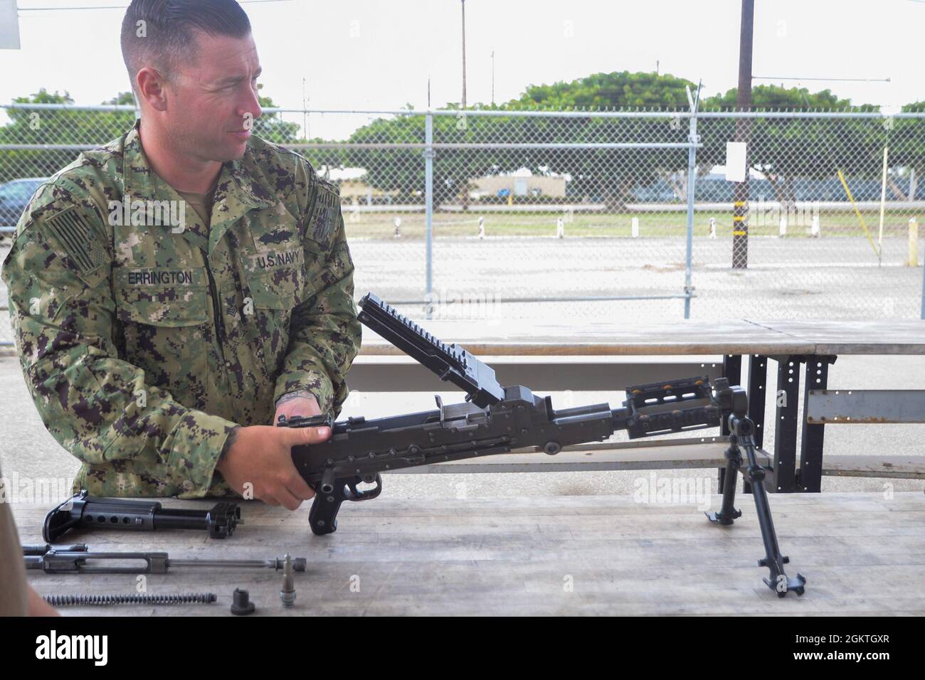 PORT HUENEME, Kalifornien (29. Juni 2021) der Erbauer der 1. Klasse, darin Errington, zerlegt und beschreibt die Funktionen eines M240 während eines Einarbeitungskurses während der Command Post Exercise (CPX) des Naval Mobile Construction Bataillon (NMCB) 18. CPX ist eine Schulungsentwicklung, die von den Seabee-Bataillonen durchgeführt wird, um ihre Mission Readiness-Übung zur Vorbereitung der Bataillone auf zukünftige Operationen zu bewerten. NMCB 18 Seabees sind die Expeditions-Engineering- und Bauexperten des Marineservice, indem sie aufgabengerechte, anpassungsfähige und kampfbereite Engineering- und Baukräfte bereitstellen, die zur Unterstützung von N eingesetzt werden Stockfoto