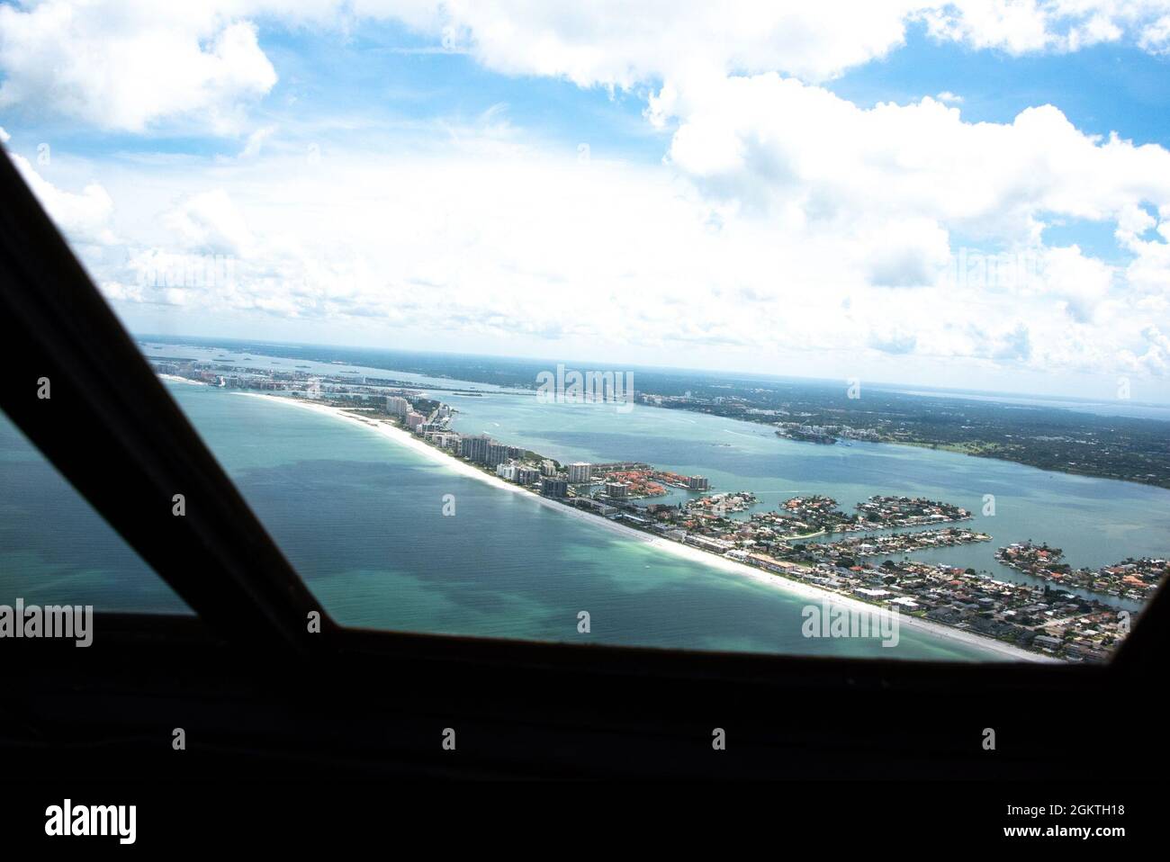 Der Blick von einer C-130 von der Küstenwache-Luftstation Clearwater, während die Besatzung eine Trainingsmission vor Floridas Küste im Golf von Mexiko durchführt, 29. Juni 2021. Während der Mission führte die Besatzung Flugtrainingsoperationen durch und ließ simulierte Notvorräte an ein Ziel 12 Meilen westlich von Anclote Key fallen. (. Stockfoto