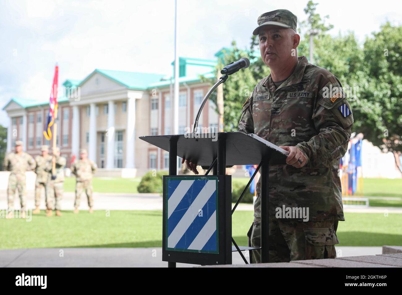 Col. Kevin J. Lambert, der neue Stellvertreter der 3. Infanterie-Division, der die allgemeine Unterstützung kommandiert, spricht mit den Teilnehmern seiner Begrüßungszeremonie in Fort Stewart, Georgia, am 30. Juni 2021. Der stellvertretende General-Support-Kommandant berät und unterstützt den General-Kommandanten bei den Logistik-, Wartungs-, Erhaltungs- und Verwaltungsvorgängen der Division. Lambert ist Absolvent des United States Army war College und ist in Haiti, dem Kosovo, dem Irak und Afghanistan im Einsatz. Stockfoto