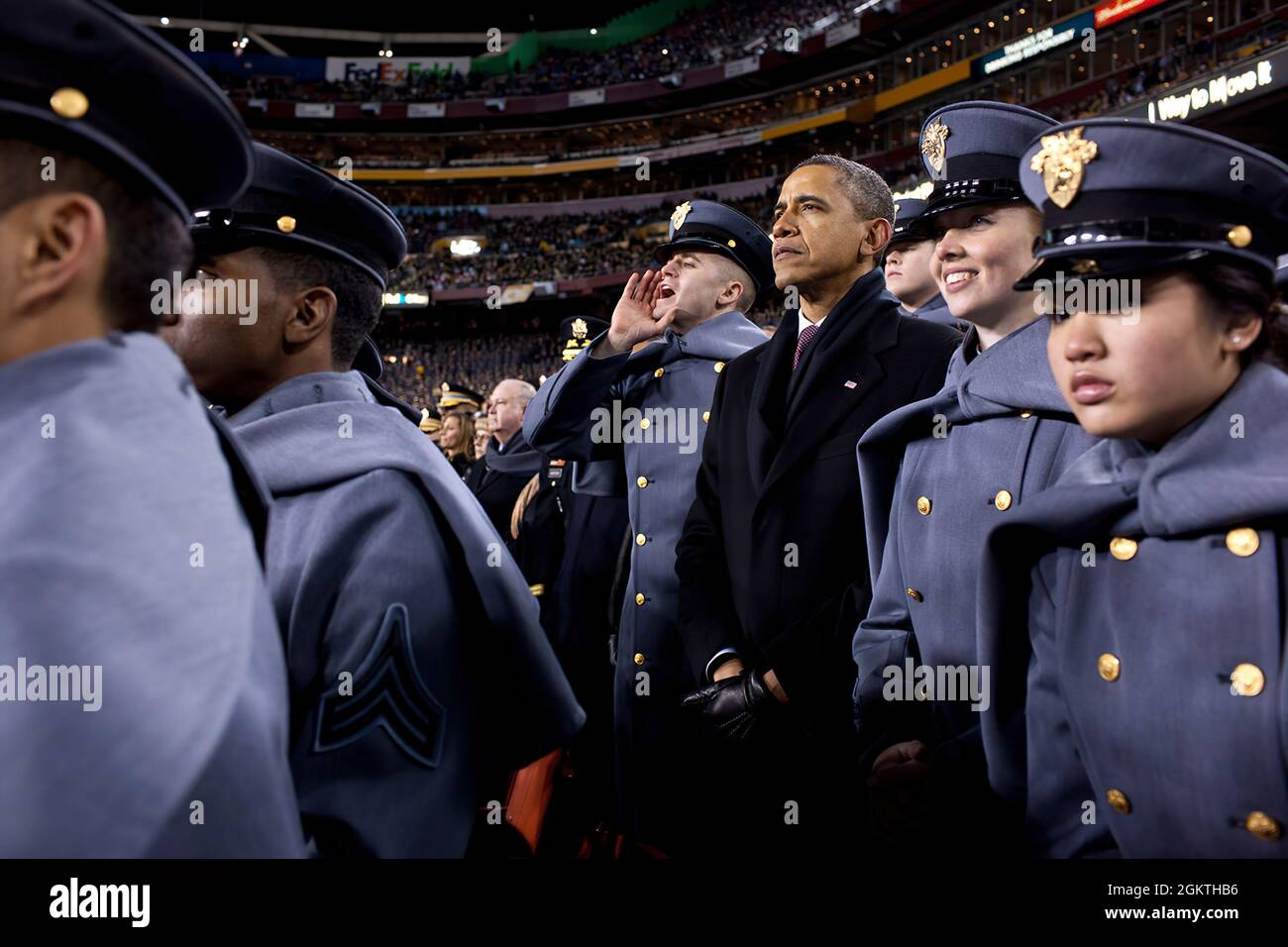 10. Dezember 2011'der Präsident nahm am jährlichen Football-Spiel Army vs. Navy im FedEx Field außerhalb von Washington Teil und beobachtete das Spiel mit Midshipmen von der Naval Academy. In der zweiten Hälfte überquerte er das Feld und beobachtete mit Kadetten von der US-Militärakademie (hier abgebildet). (Offizielles Foto des Weißen Hauses von Pete Souza) Dieses offizielle Foto des Weißen Hauses wird nur zur Veröffentlichung durch Nachrichtenorganisationen und/oder zum persönlichen Druck durch die Betreffzeile(en) des Fotos zur Verfügung gestellt. Das Foto darf in keiner Weise manipuliert werden und darf nicht U sein Stockfoto