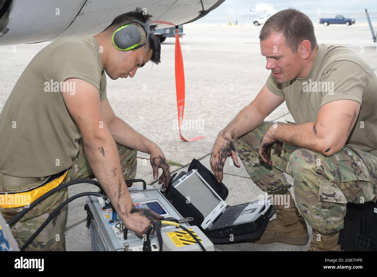 US Air Force Tech. Sgt. Jeremy Pradarits (rechts), 116th Maintenance Group, Georgia Air National Guard, gibt Airman 1st Class Anthony Tirado, 461st Maintenance Group, 461st Air Control Wing, bei der Diagnose und Wartung des Motordruckverhältnisses eines E-8C Joint STARS-Flugzeugs auf der Robins Air Force Base, Georgia, 30. Juni 2021 eine Anleitung. Pradarits und Tirado, Spezialisten für Instrumente und Flugkontrollsysteme, überprüfen und analysieren die Instrumente, um sicherzustellen, dass alles, vom GPS bis hin zu Warnsystemen während des Fluges, den hohen Standards entspricht, um wichtige Operationen während des Fluges auszuführen. Stockfoto