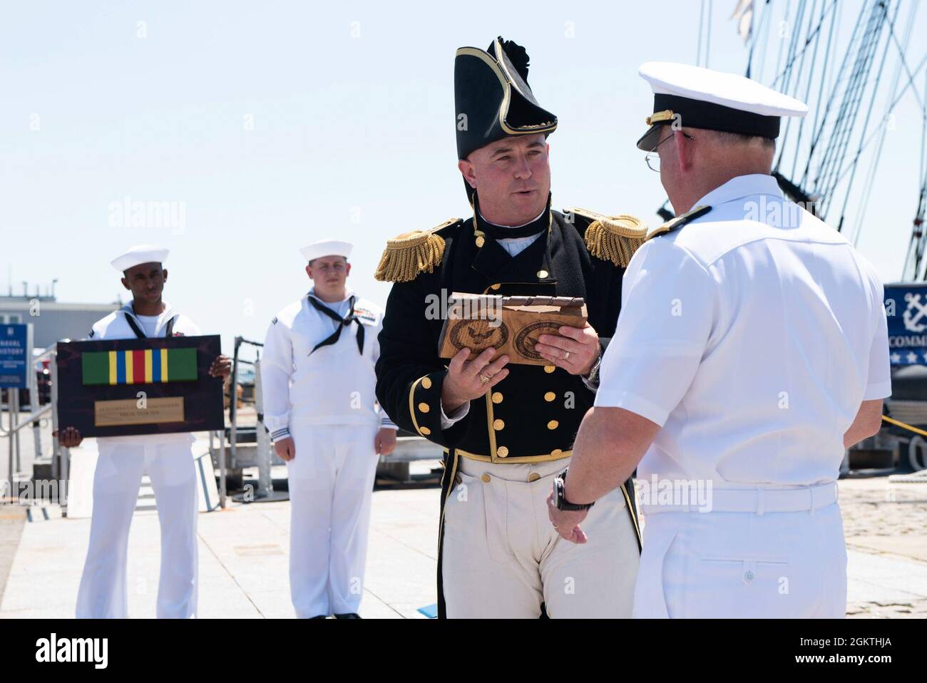 210630-N-BB269-1338 BOSTON (30. Juni 2021) - Chief of Naval Operations (CNO) ADM. Mike Gilday überreicht der Crew der USS Constitution die Verdienstvolle Einheit-Auszeichnung. Die Crew erhielt die Auszeichnung für ihren Erfolg bei der Anpassung an virtuelle Touren nach Beginn der Pandemie im Jahr 2020. Die Matrosen der Verfassung führten Touren für mehr als 4.5 Millionen Menschen durch und brachten die Geschichte der Marine den unter Quarantäne gestellten Amerikanern in allen 50 Staaten und 24 anderen Ländern mit. Stockfoto