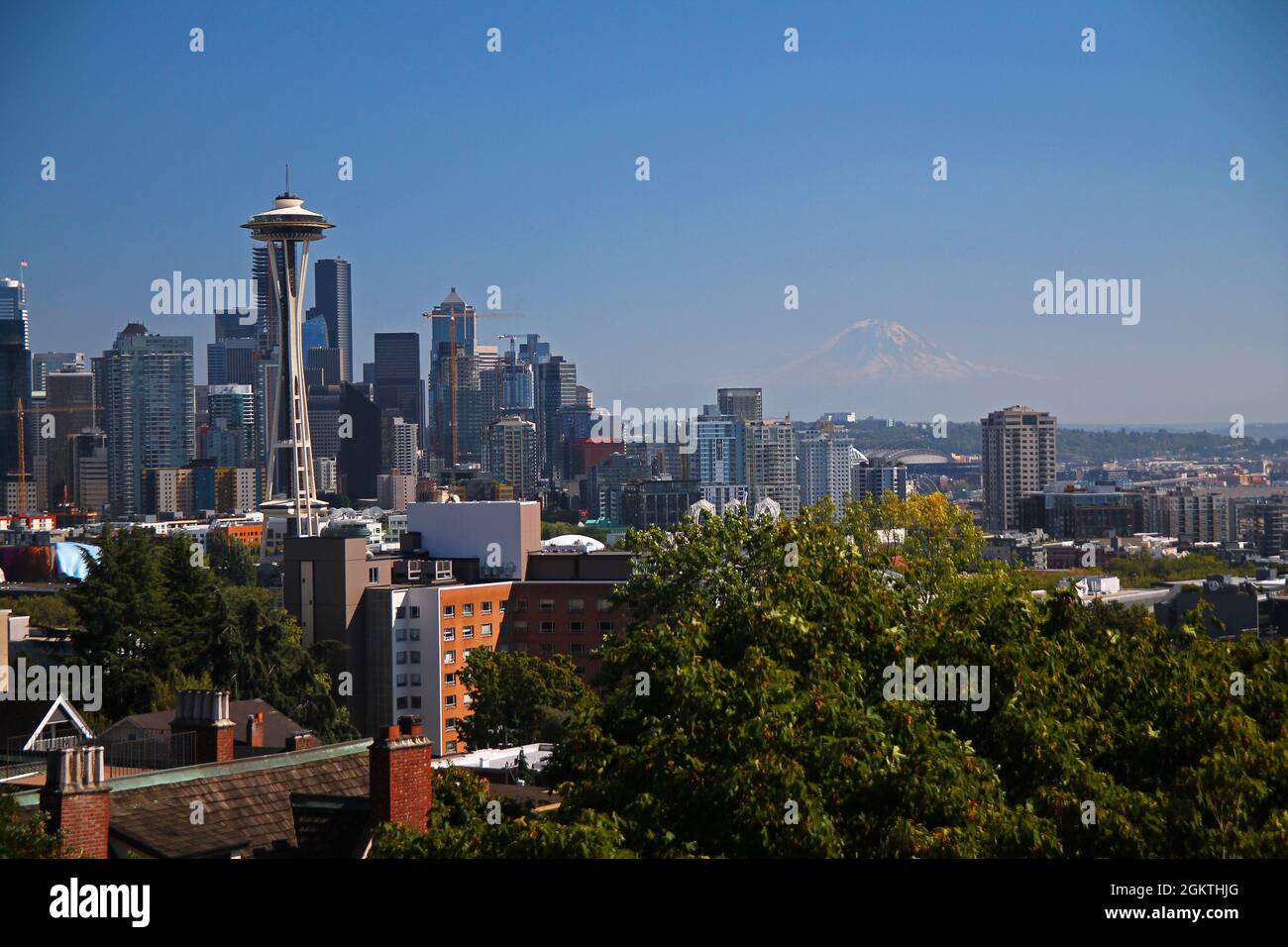 Panorama von Seattle mit dem Vulkan auf der Rückseite im Staat Washington Stockfoto