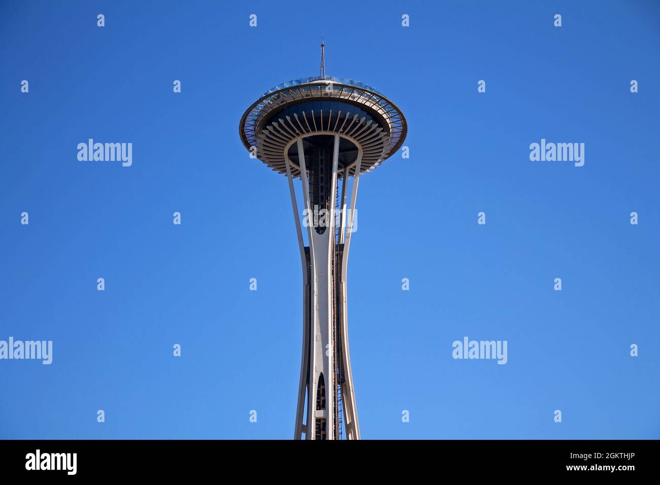 Die riesige Space Needle von unten in Seattle Stockfoto