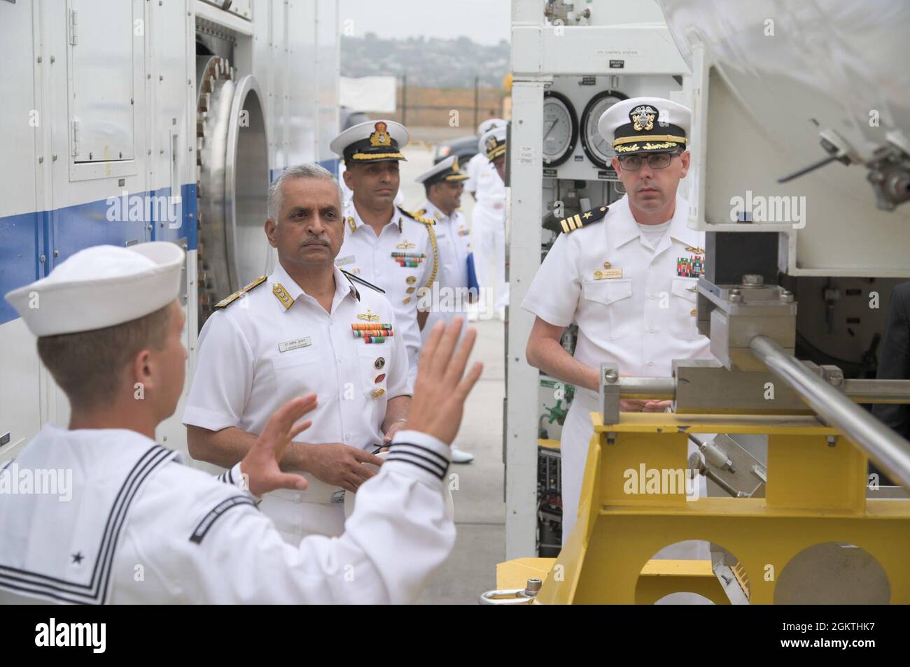 210630-N-FQ994-1062 SAN DIEGO (30. Juni 2021) Navy Diver 1st Class Alexander Kowalski, links, zeigt einen Überführungskomplex unter Druck auf den Vice Chief of Naval Staff Vice ADM der indischen Marine. G. Ashok Kumar während einer Walkthrough-Tour an Bord des Unterwasser-Rettungskommandos Stockfoto