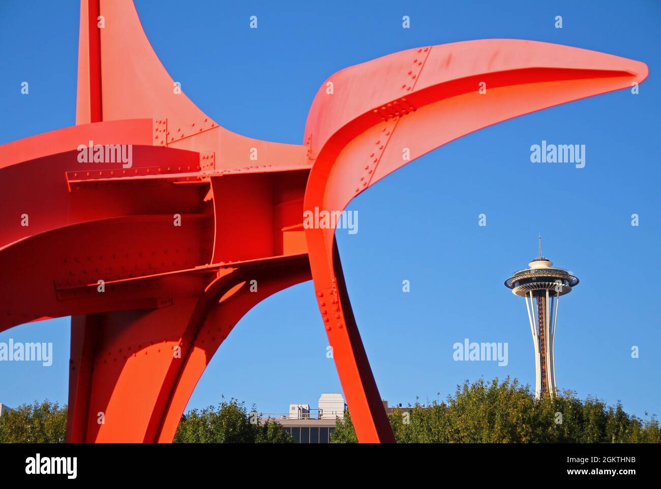 Olympic Sculpture Park mit der Space Needle auf der Rückseite in Seattle Stockfoto