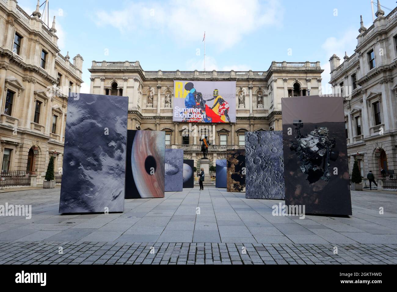 Werke der international renommierten Royal Academicians John Akomfrah, Phyllida Barlow, Tracey Emin, Cornelia Parker, Grayson Perry, Zu sehen sind Richard Rogers, Yinka Shonibare, Bob & Roberta Smith, Wolfgang Tillmans und Rose Wylie. Ebenfalls zu sehen sind Werke anderer bekannter Künstler wie El Anatsui, Michael Armitage, Angela de la Cruz und Hew Locke sowie eine Reihe von Autodidakten und Arbeiten von Mitgliedern der Öffentlichkeit. Die Sommerausstellung ist die weltweit größte Open Submission Ausstellung zeitgenössischer Kunst und findet seit 1769 jedes Jahr ohne Unterbrechung statt. Stockfoto