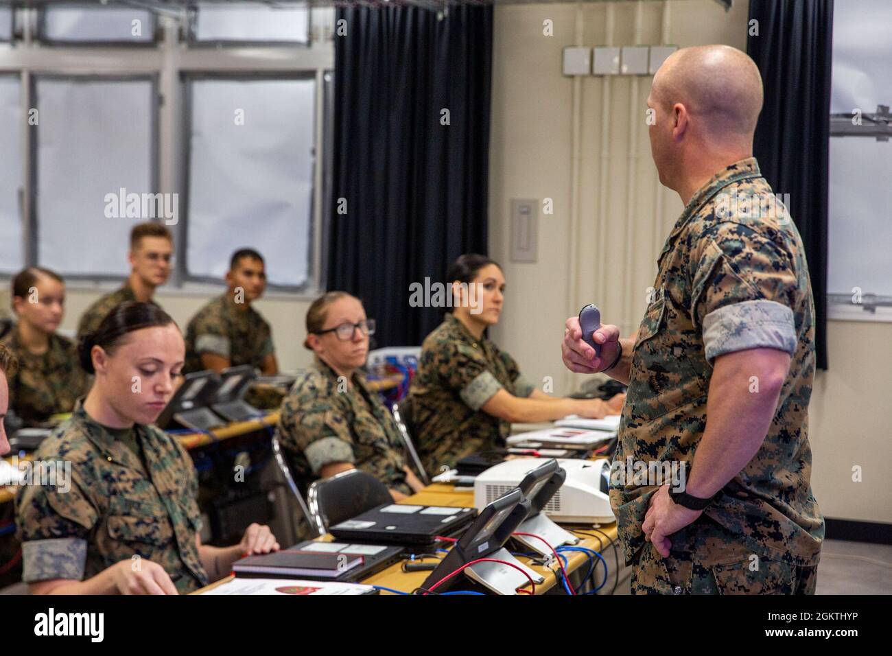 US Marine Corps Gunnery Sgt. Cory Trott, der chemisch-biologische, radiologische und nukleare Verteidigungsleiter mit der 3. Marine Expeditionary Brigade, III Marine Expeditionary Force, gibt während der 3. MEB-Übung zur Notfallorganisation für Marine Luft am Boden auf Lager Courtney, Okinawa, Japan, Juni 30, 2021. Die Übung bestand darin, schnell ein Forward Command-Element zu mobilisieren, das durch skalierbare Folgekräfte aus anderen Elementen der III MEF ergänzt wurde. Der dritte MEB führte die Übung als eine integrierte, schnelle Reaktion ohne Vorankündigung durch, um die Fähigkeit zur schnellen Bereitstellung und zu demonstrieren Stockfoto