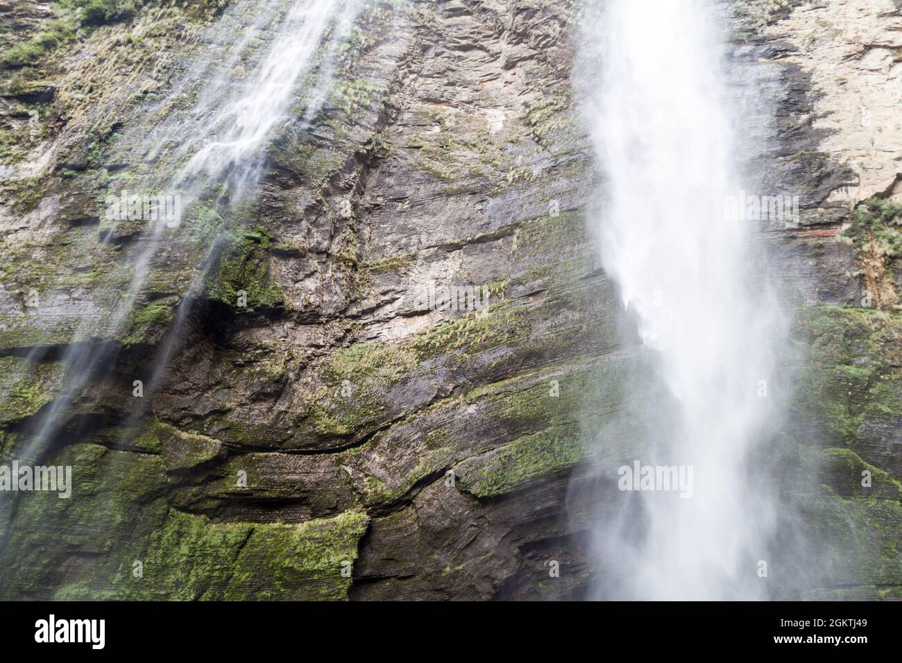 Catarata de Gocta, einer der höchsten Wasserfälle der Welt (771 m in zwei Kaskaden), im Norden Perus. Stockfoto