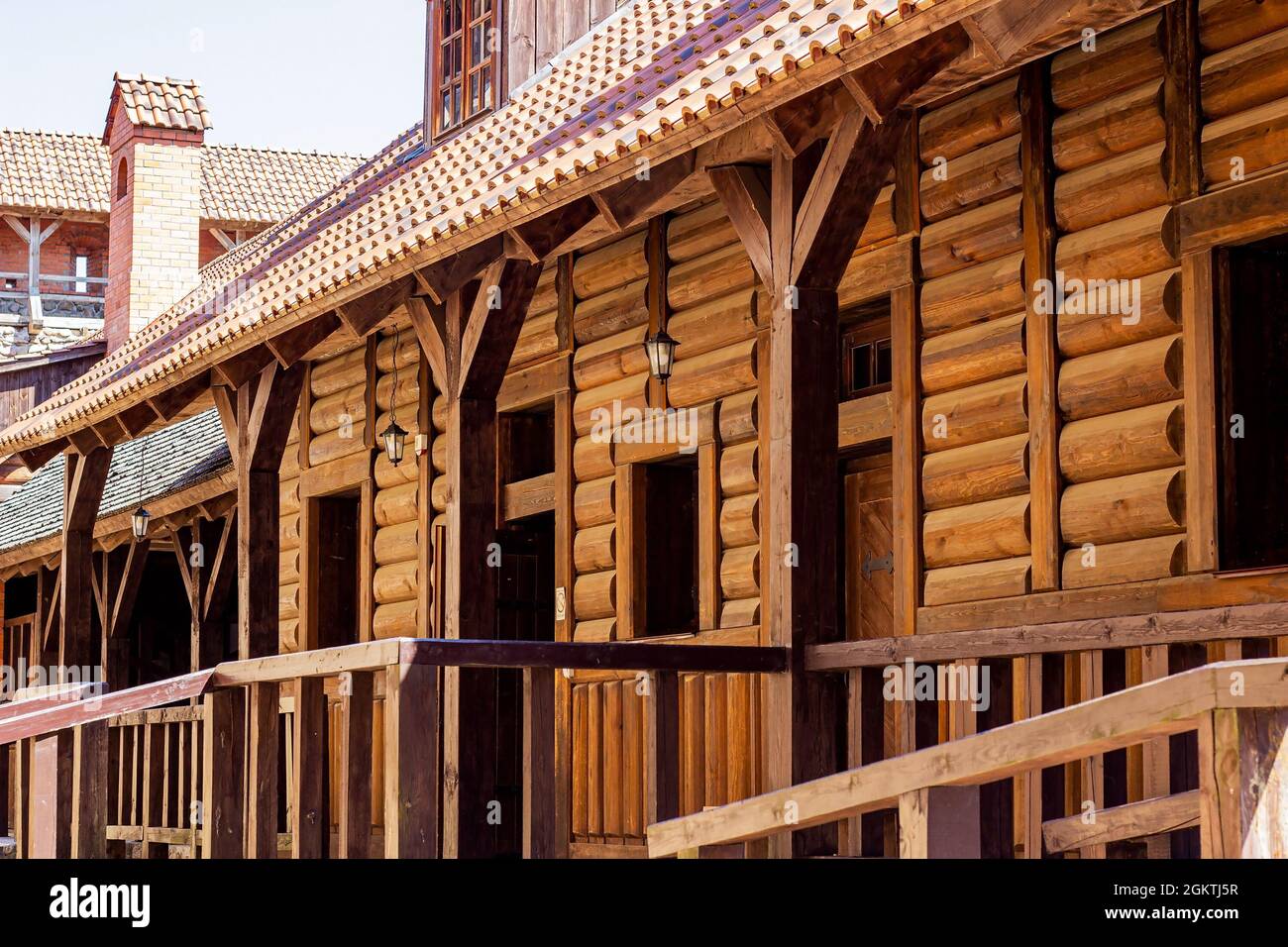 Traditionelle braune Holzhausfassade mit Türen und Fenstern im Landhausstil. Stockfoto