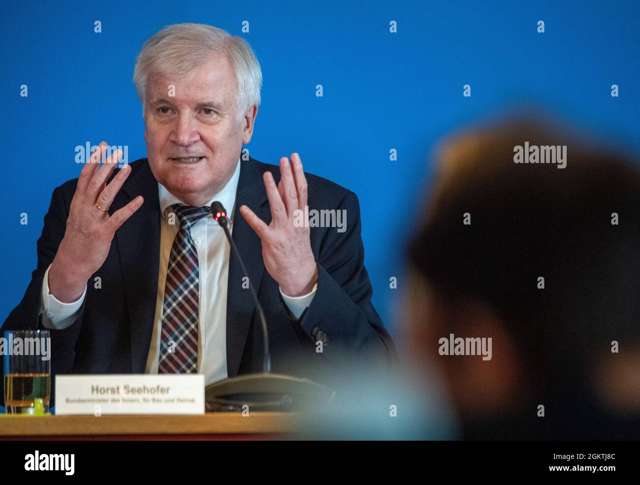 Stralsund, Deutschland. September 2021. Bundesinnenminister Horst Seehofer (CSU) spricht auf einer Pressekonferenz zur neuen Strandlage der Bürgerschutzakademie auf der Insel Dänholm zwischen Rügen und Stralsund. Die Bundesakademie gehört dem Bundesamt für Bevölkerungsschutz und Katastrophenhilfe (BBK) an. Quelle: Stefan Sauer/dpa/Alamy Live News Stockfoto