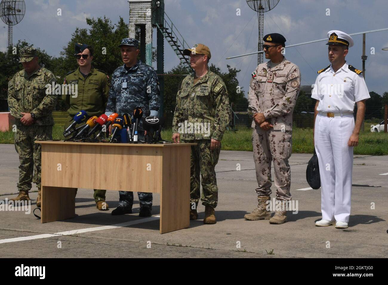210630-N-VP310-0716 MILITÄRFLUGSTÜTZPUNKT MYKOLAIV, Ukraine (30. Juni 2021) von links, Cmdr. Peter Mallory, US Naval Attaché der US-Botschaft Kiew, Royal Canadian Air Force Capt. Alex Lavoie, Oleksiy Doskato, stellvertretender Kommandeur der ukrainischen Marine, Capt. Stuart Bauman, Senior Officer der US Sixth Fleet, Und die Vereinigten arabischen Emiraten und türkischen Offiziere beantworten Fragen der Medien während einer Flugdemonstration Sea Breeze 2021 auf dem Militärflugplatz Mykolaiv, Ukraine, 30. Juni 2021.Exercise Sea Breeze ist eine multinationale maritime Übung, die von der sechsten US-Flotte und der Ukraine veranstaltet wird Stockfoto