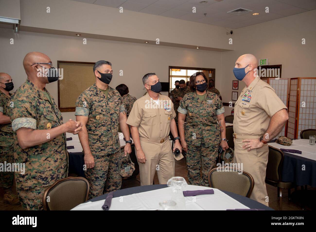 Christopher W. Moore, Kommandochef der Marine Expeditionary Force III, spricht mit den Teilnehmern bei seiner Ruhestandszeremonie in Camp Courtney, Okinawa, Japan, am 30. Juni 2021. Moore diente 29 Jahre in der US-Marine, sechs Jahre bei III MEF. Stockfoto