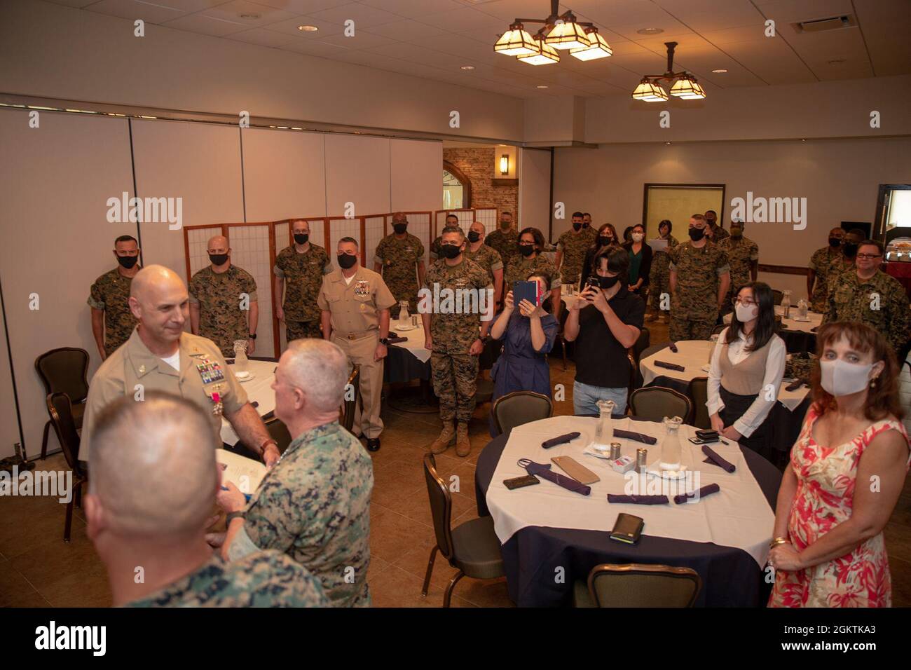 Christopher W. Moore, Kommandochef der Marine Expeditionary Force III, spricht mit den Teilnehmern bei seiner Ruhestandszeremonie in Camp Courtney, Okinawa, Japan, am 30. Juni 2021. Moore diente 29 Jahre in der US-Marine, sechs Jahre bei III MEF. Stockfoto