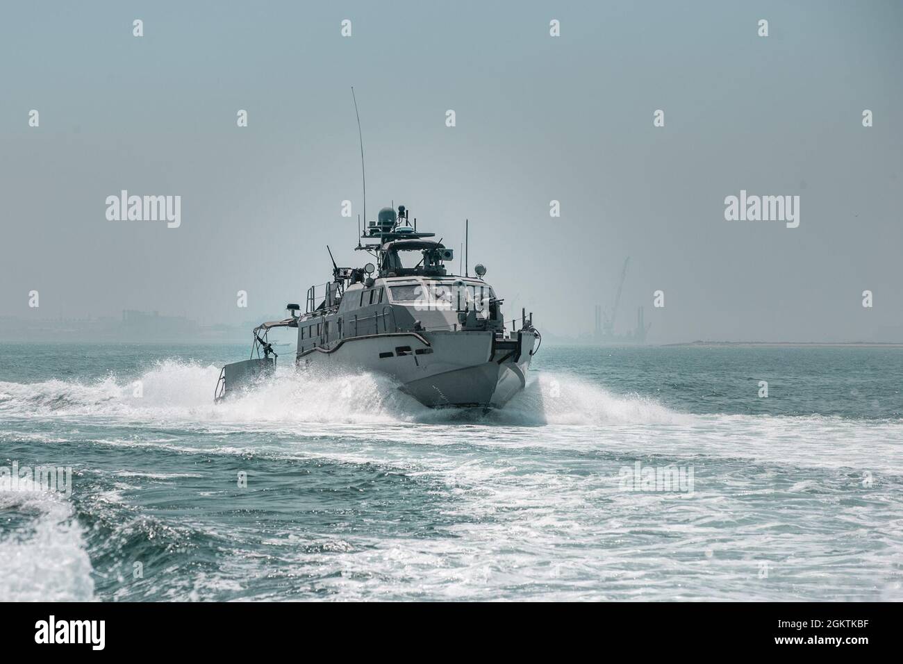 210630-N-KZ419-1157 GOLF VON BAHRAIN (30. Juni 2021) - Ein Patrouillenboot der Marke VI, das an den Kommandanten der Task Force (CTF) 56 angeschlossen ist, durchfährt den Golf von Bahrain, 30. Juni. CTF 56 befehligt und kontrolliert den Einsatz taktischer Marineeinsatzkräfte, um die Letalität der 5. US-Flotte im gesamten maritimen Bereich zu maximieren, indem acht Einsatzgruppen eingesetzt werden, deren Einsatzbereiche von der Sprengstoffentsorgung und dem Bergungstauchen, den Naval-Baukräften und der Expeditions-Logistik reichen, Seeverbotsoperationen und maritime Sicherheit und eingeschiffte Sicherheitsteams. Stockfoto