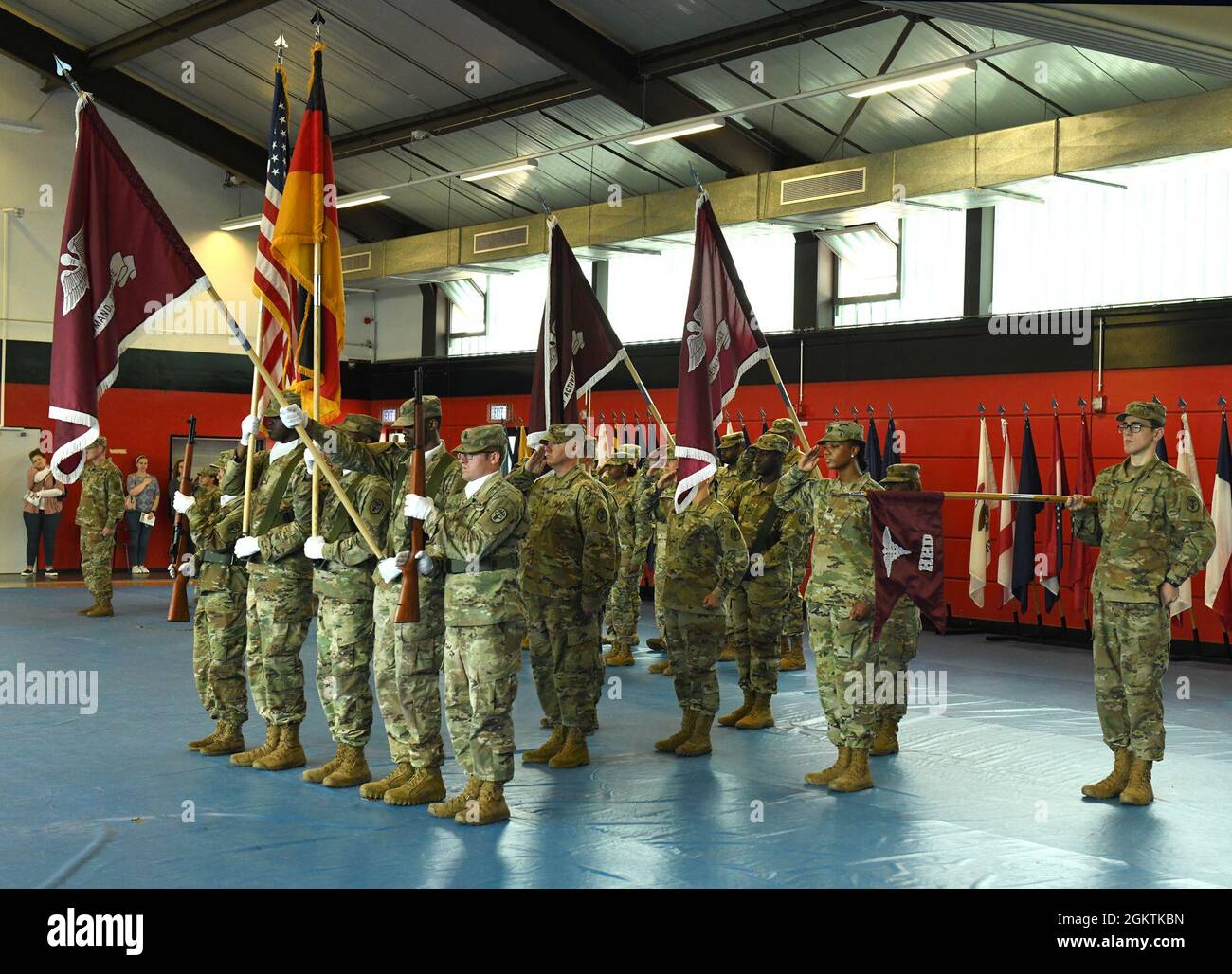 US-Soldaten mit dem Public Health Command Europe begrüssen, während die US-amerikanische und deutsche Nationalhymne während einer Befehlswechselzeremonie in Landstuhl, Deutschland, am 30. Juni 2021 spielen. Oberst Kenneth D. Spicer übernahm das Kommando über die Einheit von Oberst Brian C. Spangler Stockfoto