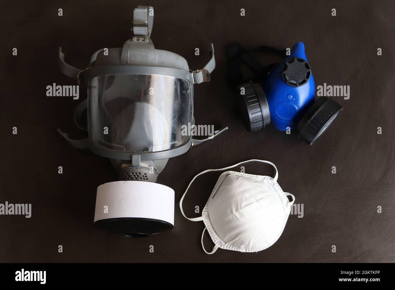 Verschiedene Auswahl an Atemschutzmasken oder Gesichtsmasken.die Masken wurden entwickelt, um Ihre Lungen vor verschiedenen Konzentrationen von gefährlichen Stoffen oder Viren zu schützen Stockfoto
