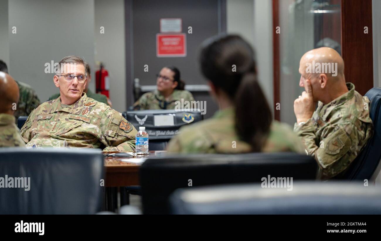 Der stellvertretende Stabschef der Luftwaffe, General David Allvin, rechts, spricht mit General Tim Ray, links, Kommandeur des Air Force Global Strike Command, während seines Besuchs auf der Barksdale Air Force Base, Louisiana, am 30. Juni 2021. Allvin verbrachte zwei Tage damit, verschiedene Einrichtungen und Konferenzen zu besuchen und sein Wissen über die Striker Nation-Kultur von Barksdale zu erweitern. Stockfoto